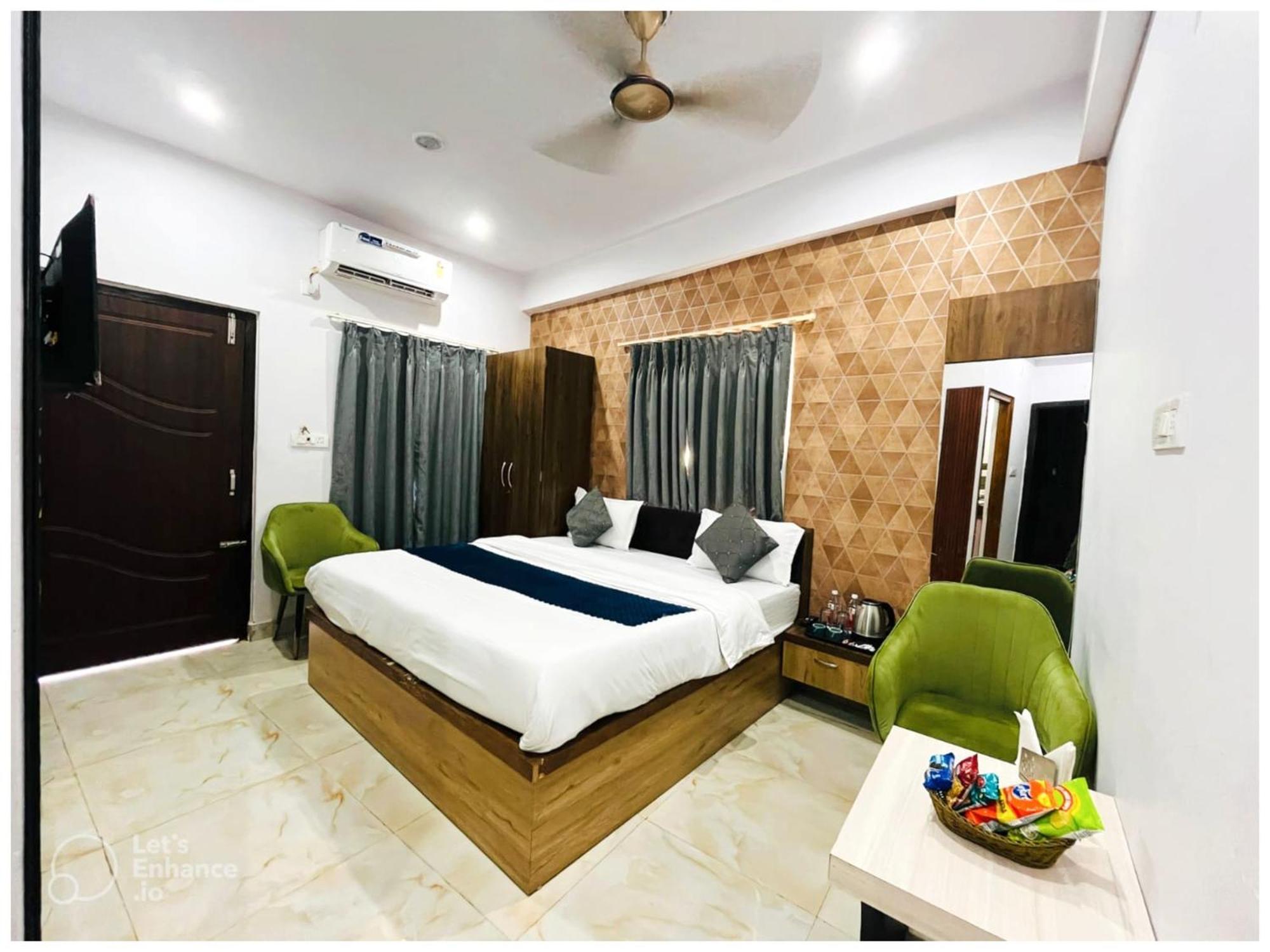 Hotel Vinayak # Grand Near Kashi Vishwanath Temple - Fully Air Conditioning - A Rated Four Star