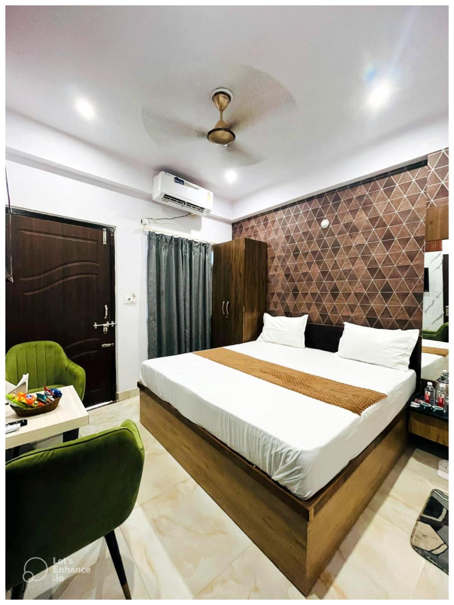Vinayak # Grand Near Kashi Vishwanath Temple - Fully Air Conditioning - A Rated Four Star Hotel