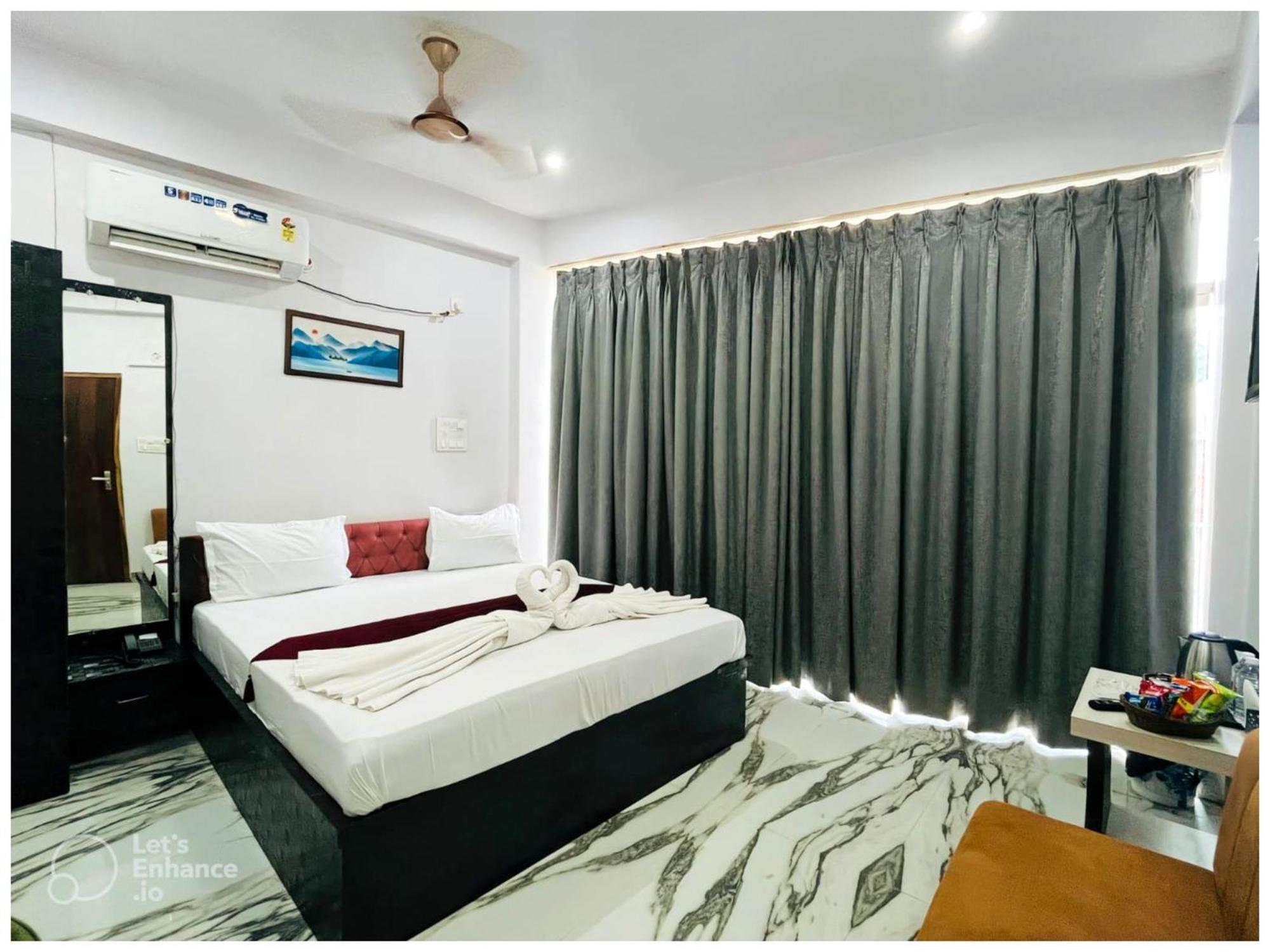 Hotel Vinayak # Grand Near Kashi Vishwanath Temple - Fully Air Conditioning - A Rated Four Star