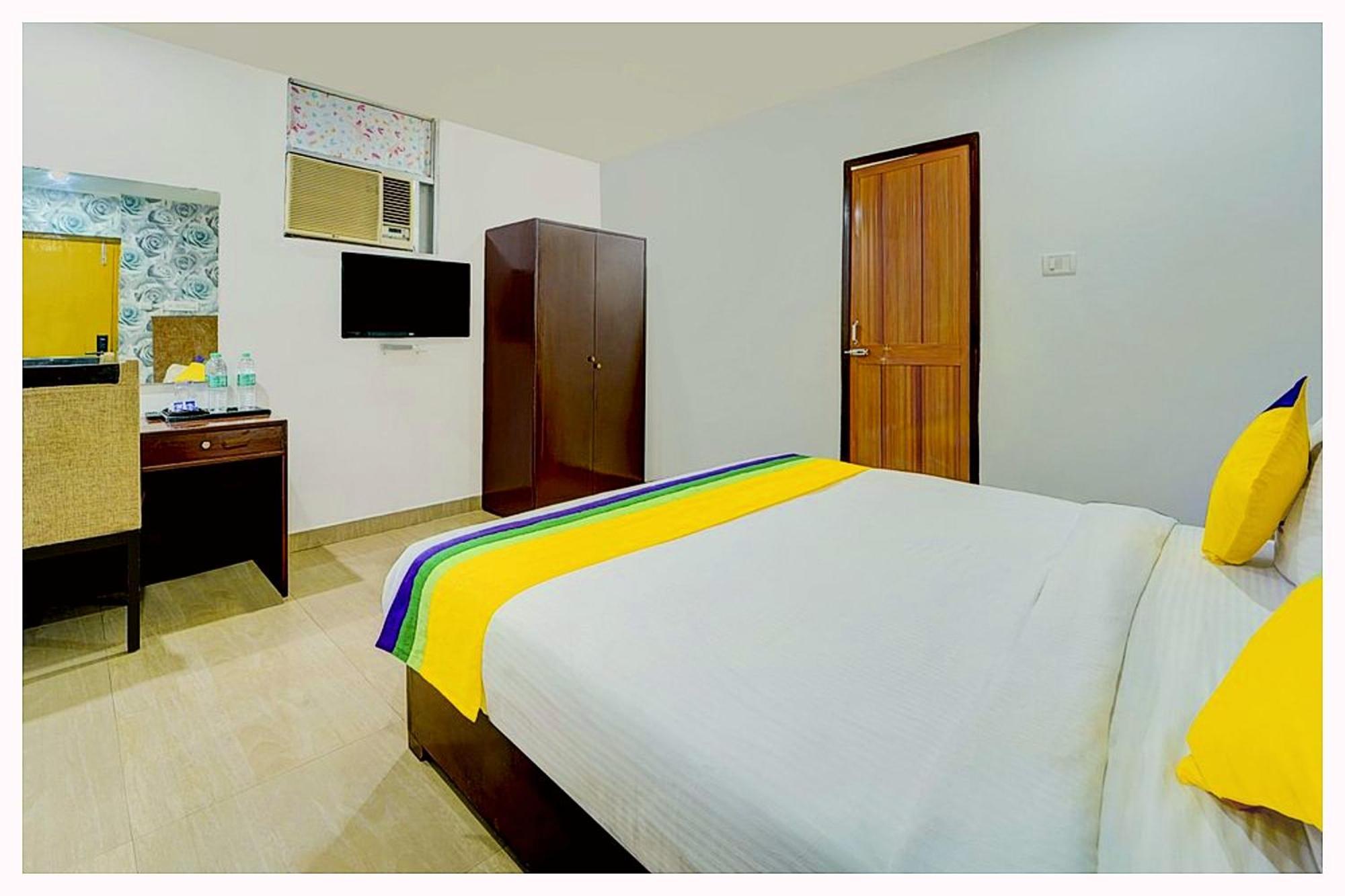 Hotel Pv Luxuary Near Kashi Vishwanath Temple - A Luxuary In 4*