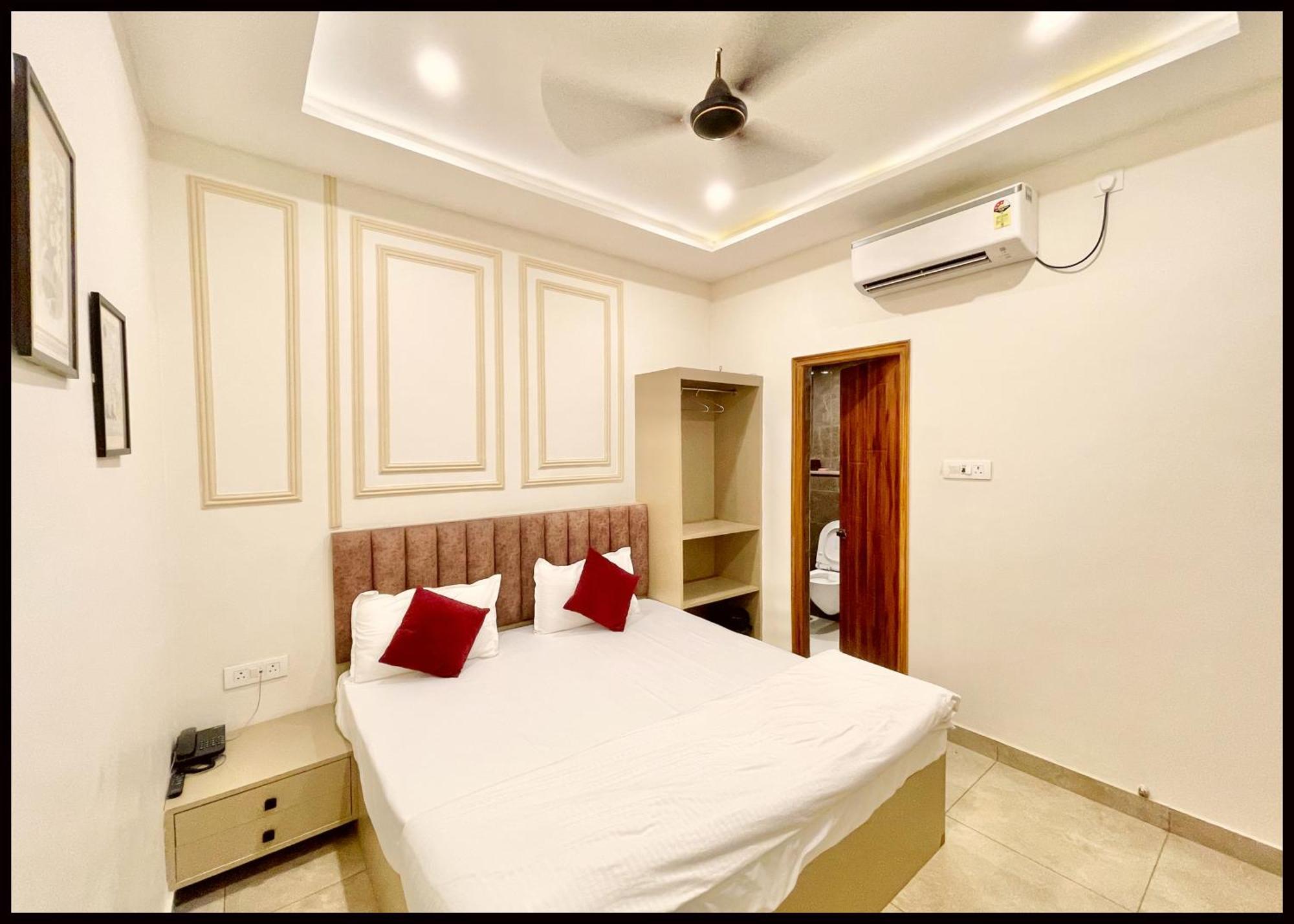 Shree ! Madhav Palace Near Kashi Vishwanath Temple - Fully Air Conditioning - In Hotel Varanasi