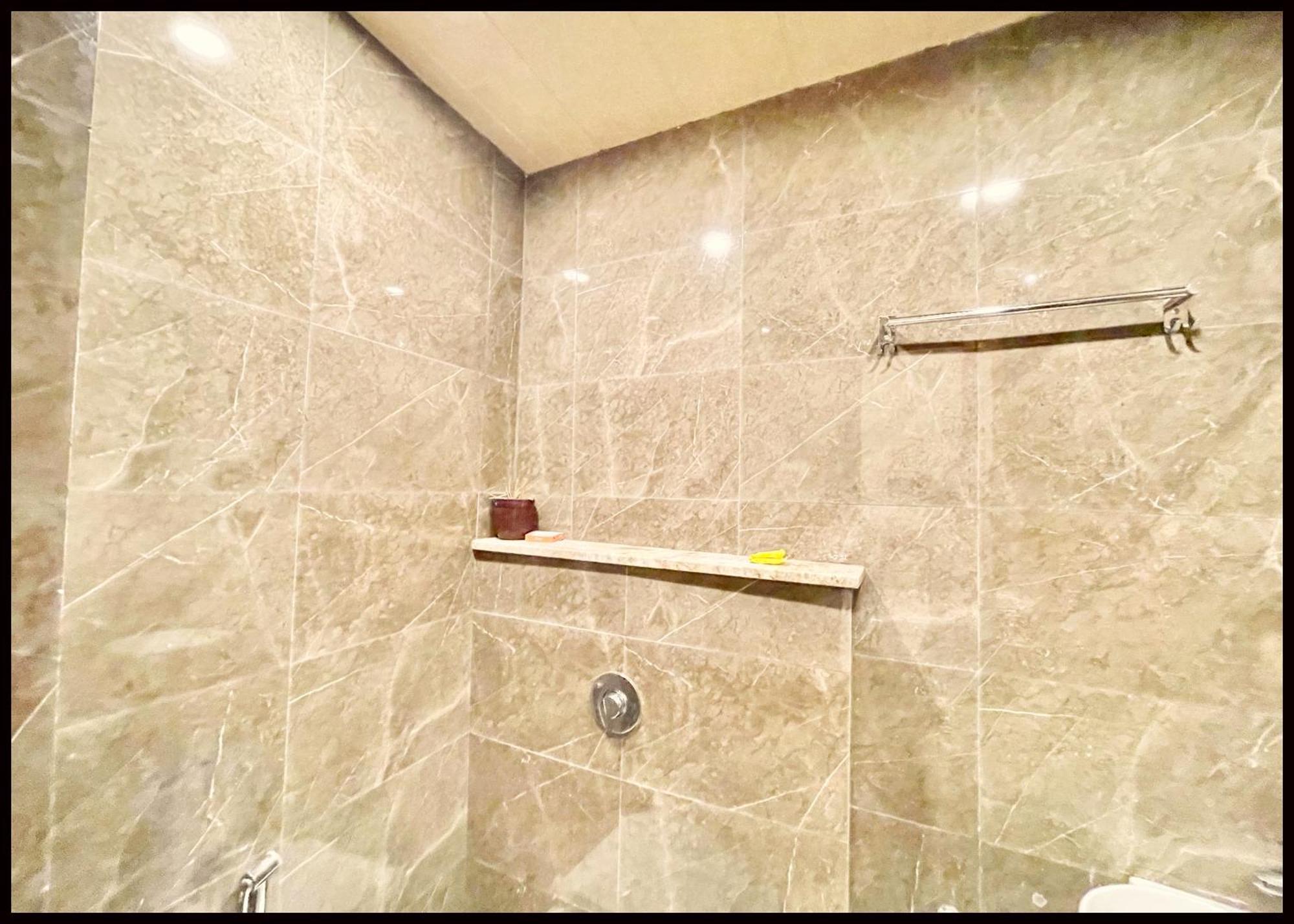 Hotel Shree ! Madhav Palace Near Kashi Vishwanath Temple - Fully Air Conditioning - In 4*