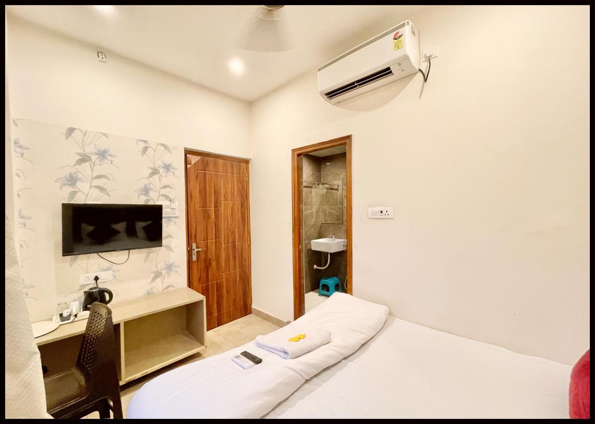 Shree ! Madhav Palace Near Kashi Vishwanath Temple - Fully Air Conditioning - In 4*