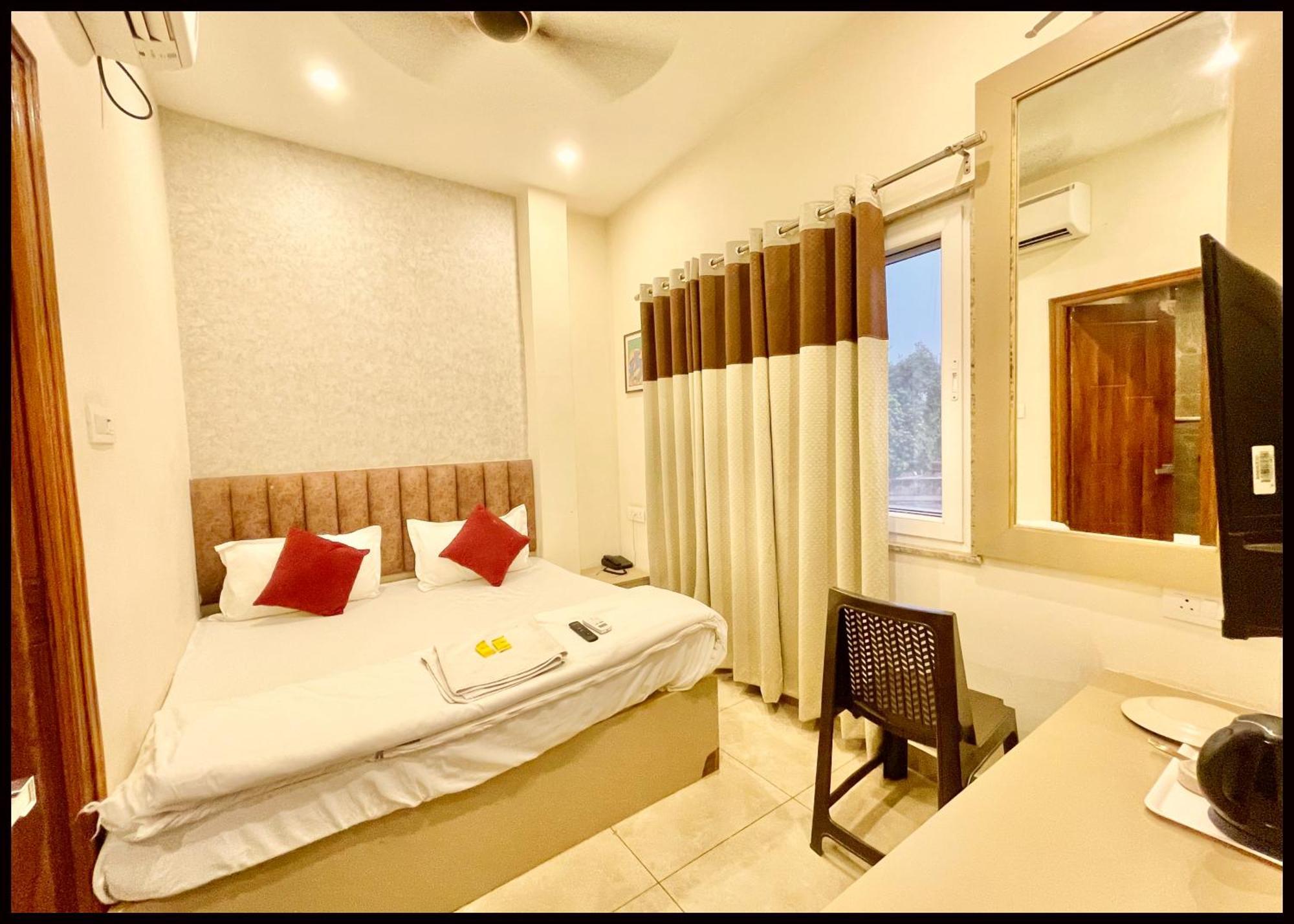Shree ! Madhav Palace Near Kashi Vishwanath Temple - Fully Air Conditioning - In Varanasi