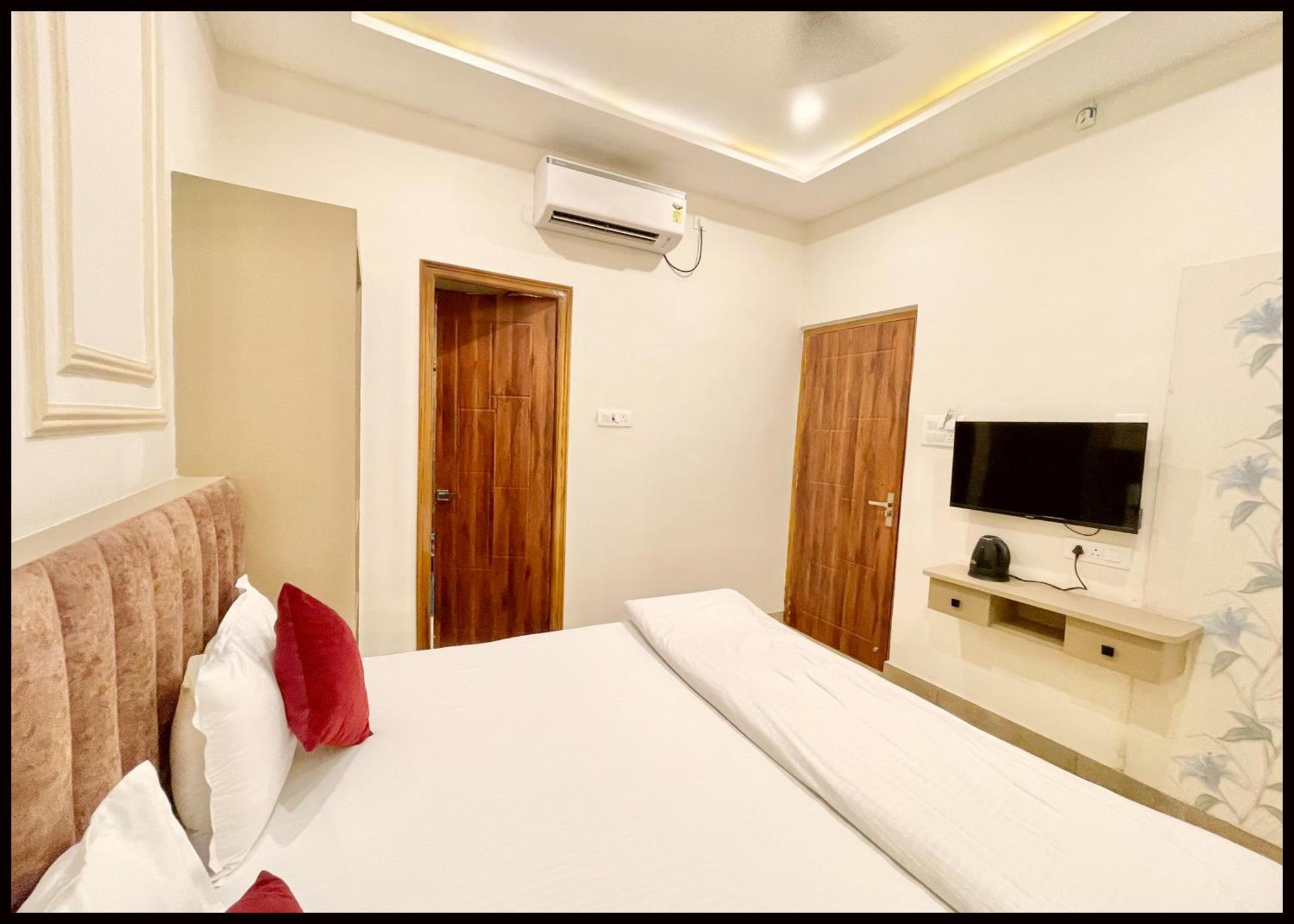 Shree ! Madhav Palace Near Kashi Vishwanath Temple - Fully Air Conditioning - In 4* Varanasi