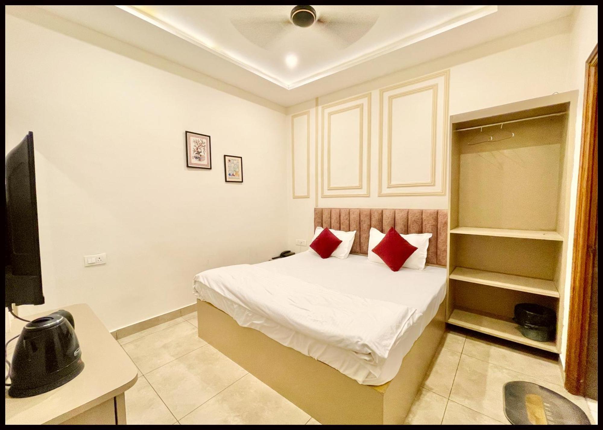 Shree ! Madhav Palace Near Kashi Vishwanath Temple - Fully Air Conditioning - In