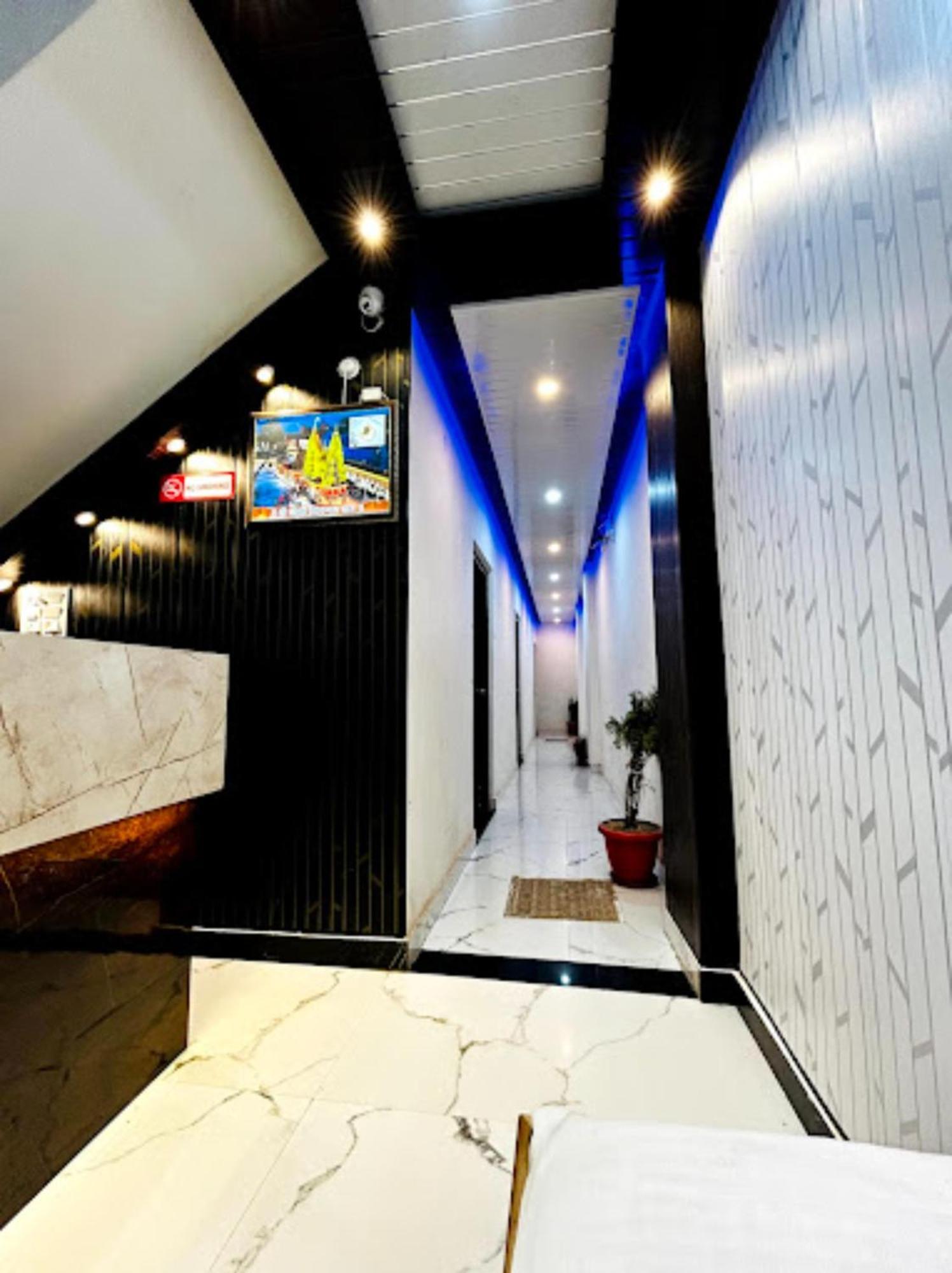 Varanasi Hotel #Mahadev # Inn # -Near Kashi Vishwanath Temple And Ganga Arti Ghat #Fully Air Conditioning #Free Wi-Fi #Parking #Best Hotel In Varanasi #Prime Location - Book Now Hotel