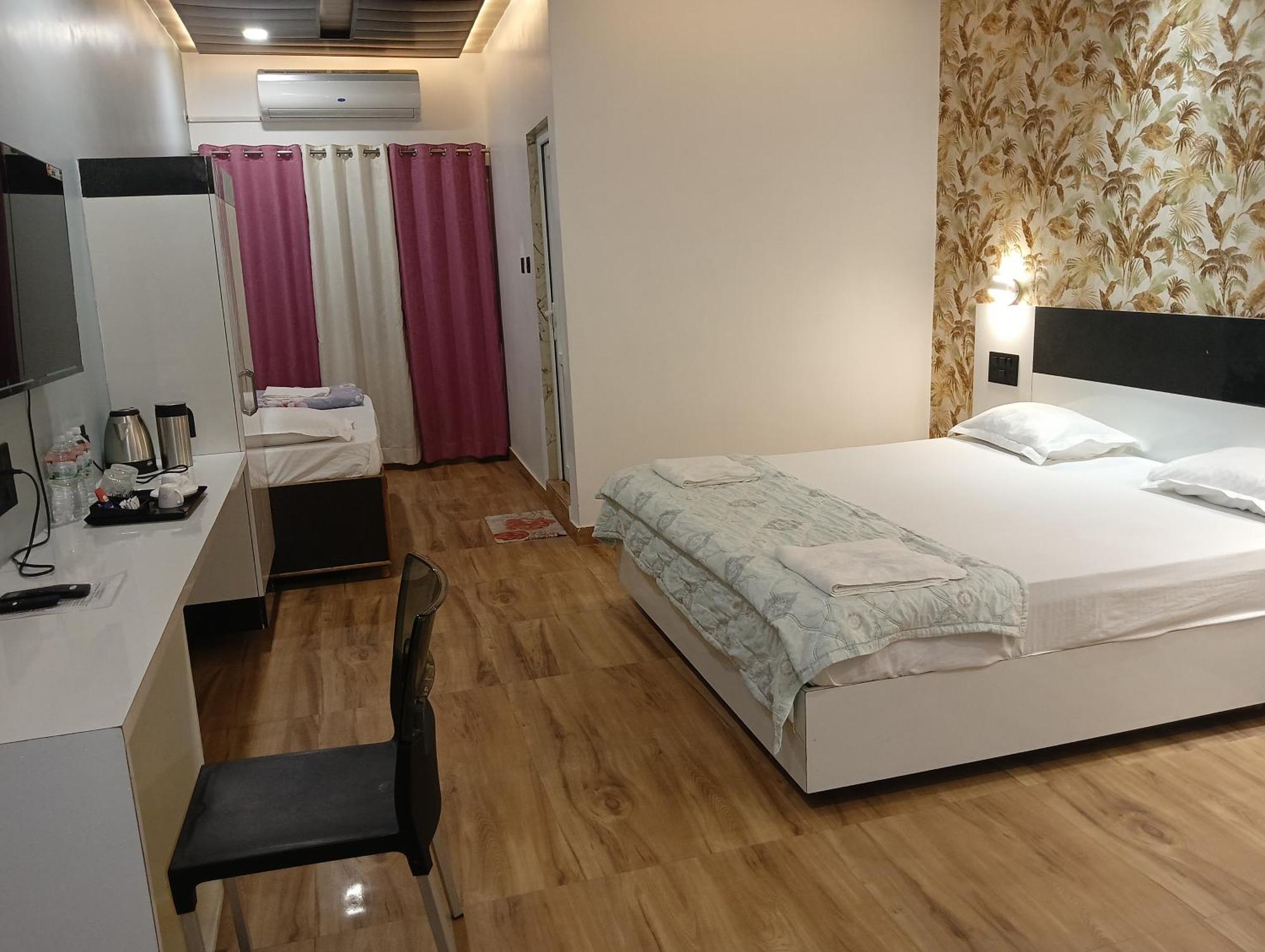 Hotel Buddha Park Near Sarnath, *