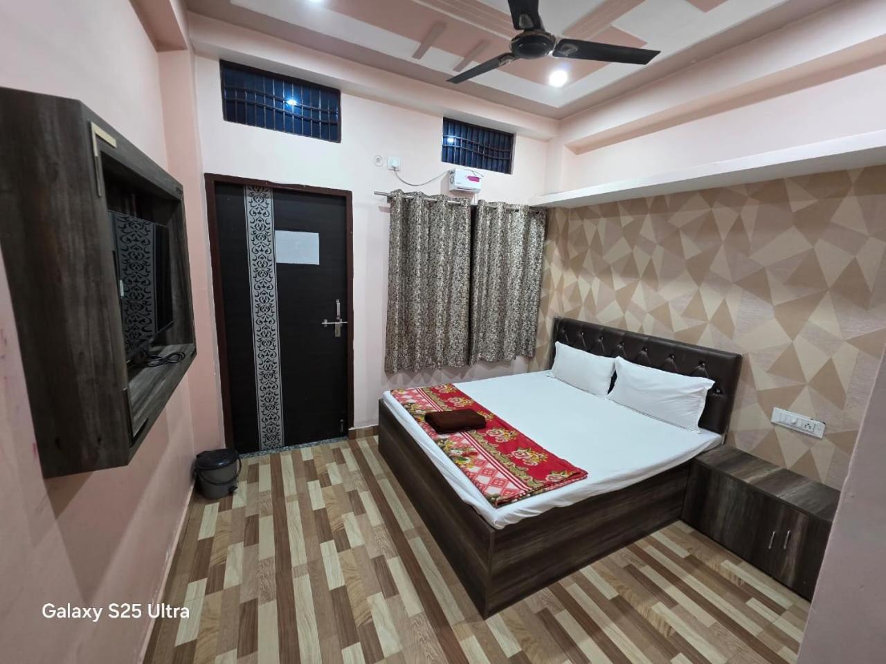 Guest house The Kashi Dham Paying *