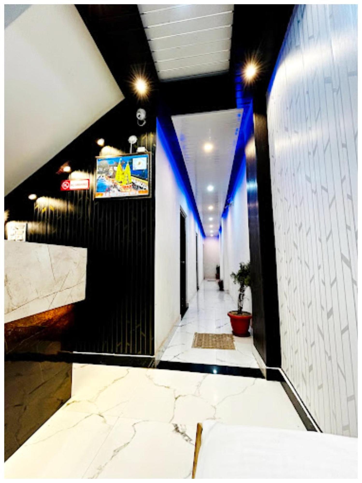 Hotel Varanasi Hotel #Mahadev # Inn # -Near Kashi Vishwanath Temple And Ganga Arti Ghat #Fully Air Conditioning #Free Wi-Fi #Parking #Best Hotel In Varanasi #Prime Location - Book Now 4*