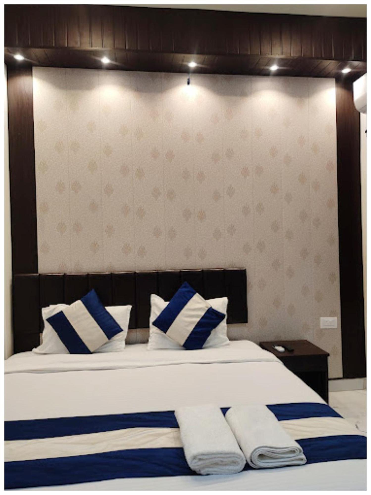Hotel Varanasi Hotel #Mahadev # Inn # -Near Kashi Vishwanath Temple And Ganga Arti Ghat #Fully Air Conditioning #Free Wi-Fi #Parking #Best Hotel In Varanasi #Prime Location - Book Now Varanasi