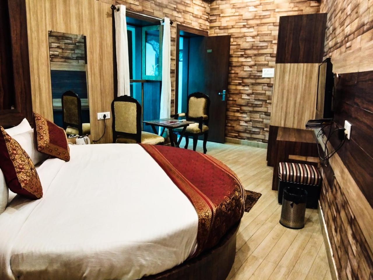 Inn Dwivedi Sri Omkar Palace