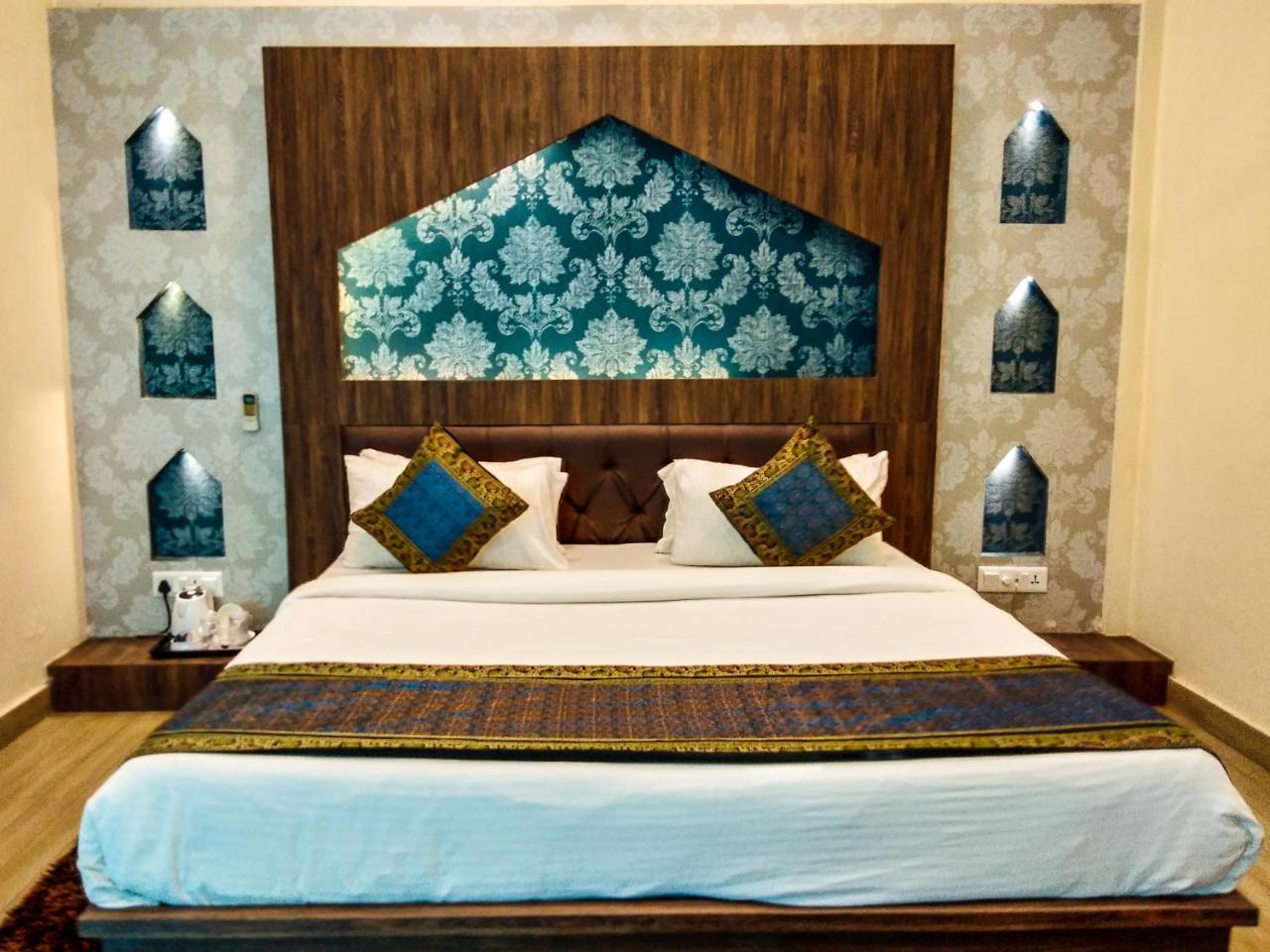 Dwivedi Sri Omkar Palace Inn 3*