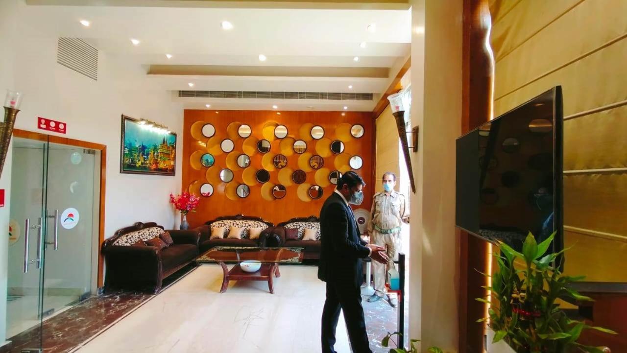 Hotel Ozas Grand Varanasi