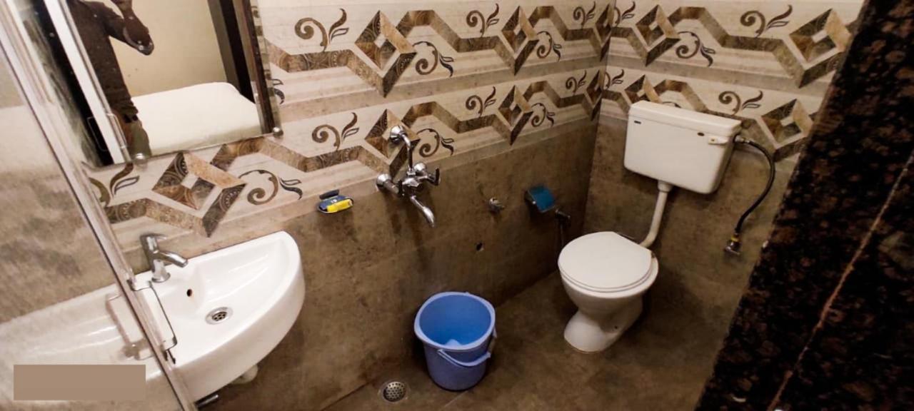 Oyo 16708 Sada Shiv Guest house
