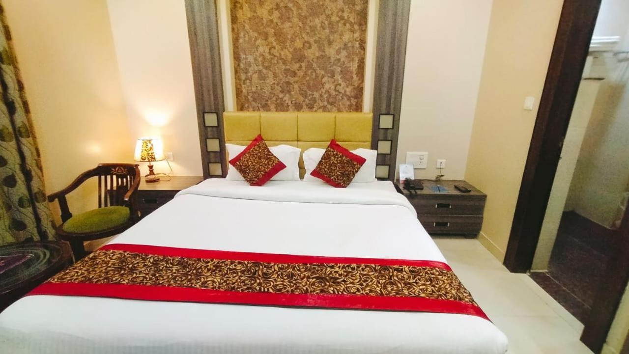 Hotel Ozas Grand Varanasi