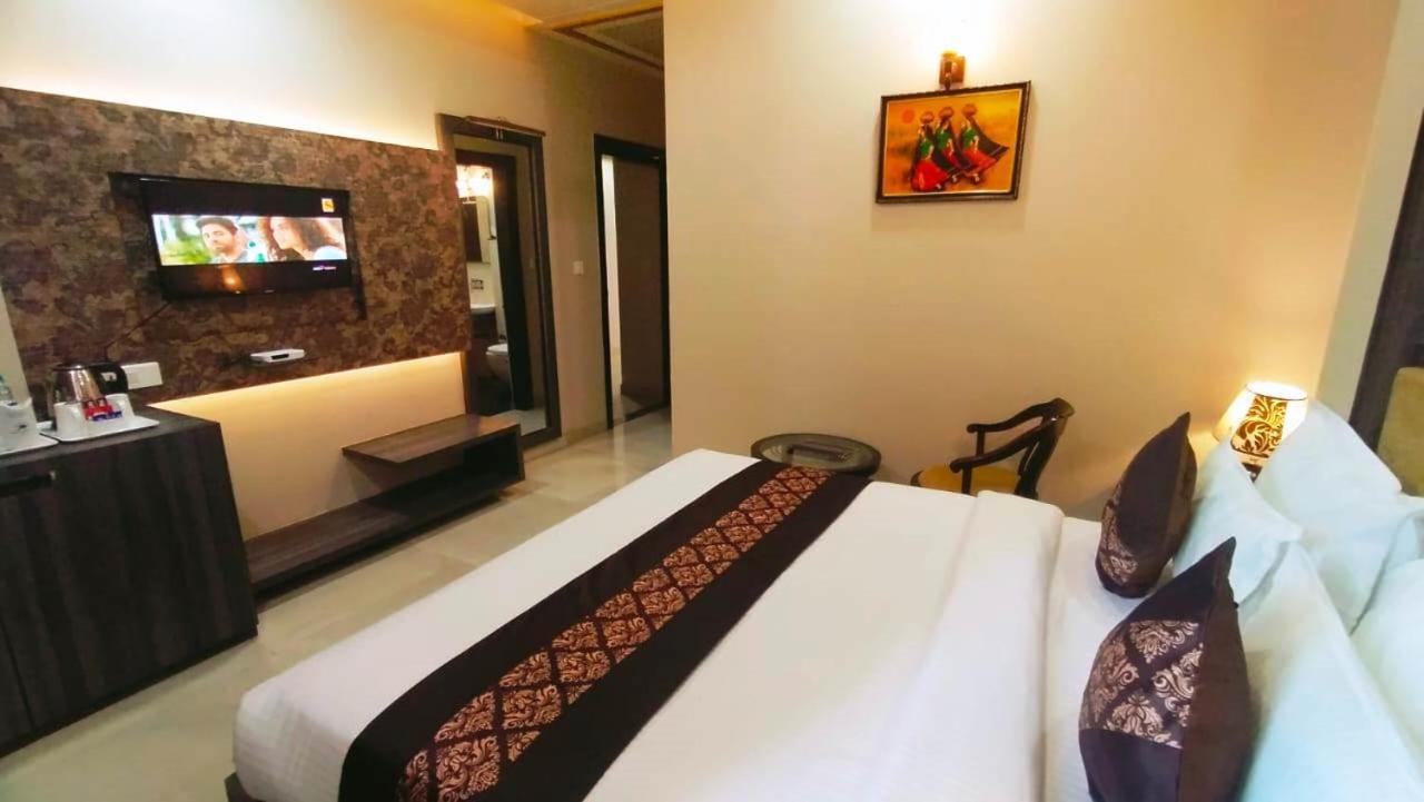 Hotel Ozas Grand Varanasi