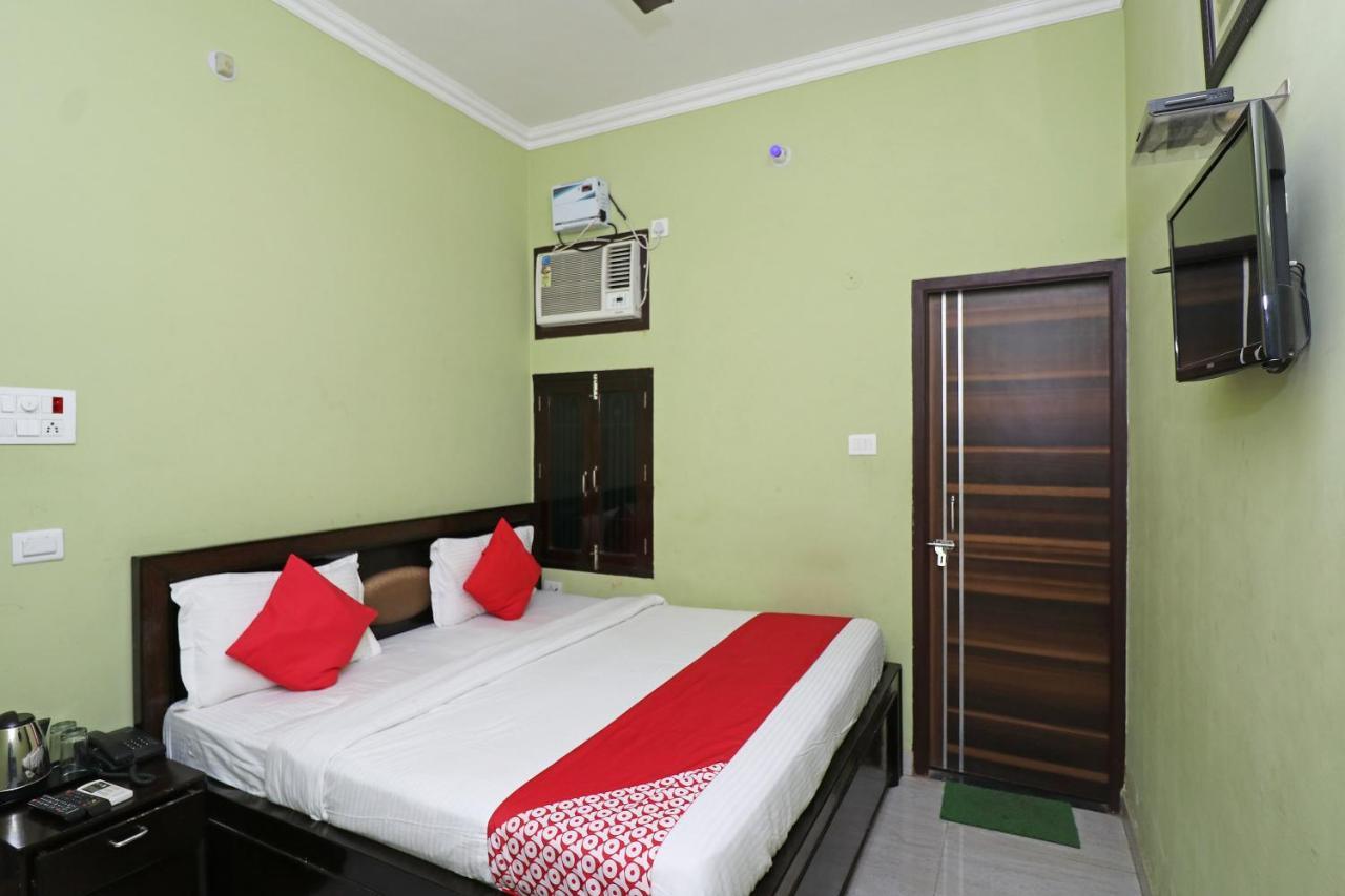 Capital O 11480 Blue Star Hotel