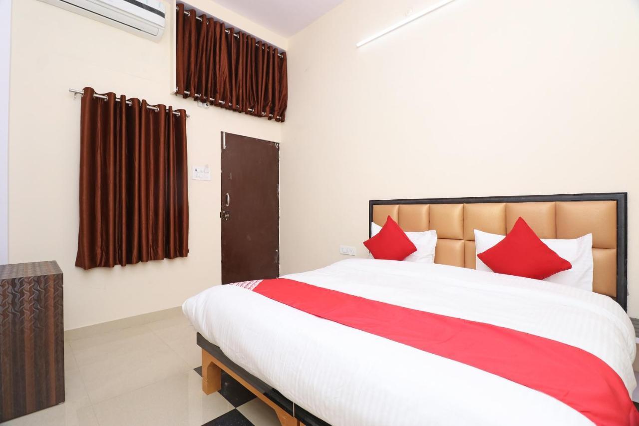 Oyo Jee's Hotel