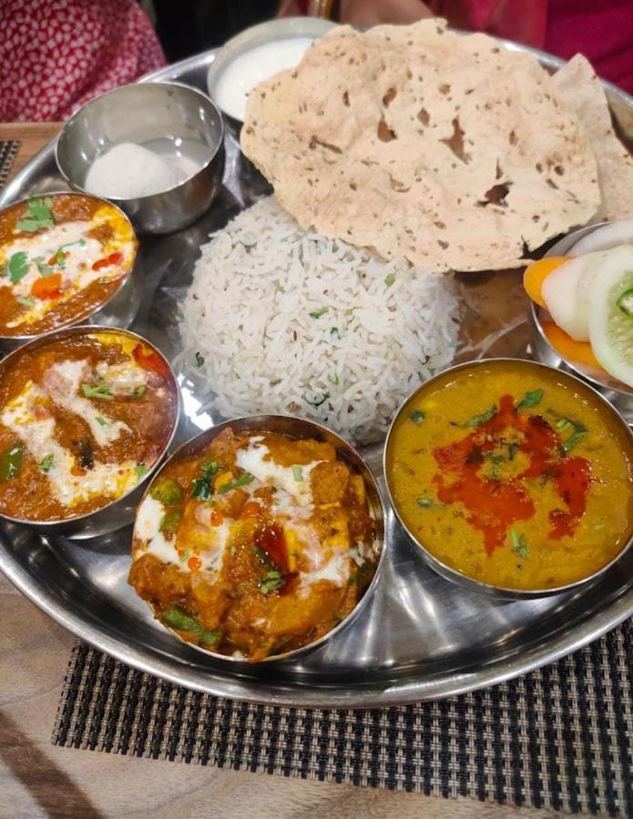 Janki - In Sigra Hotel