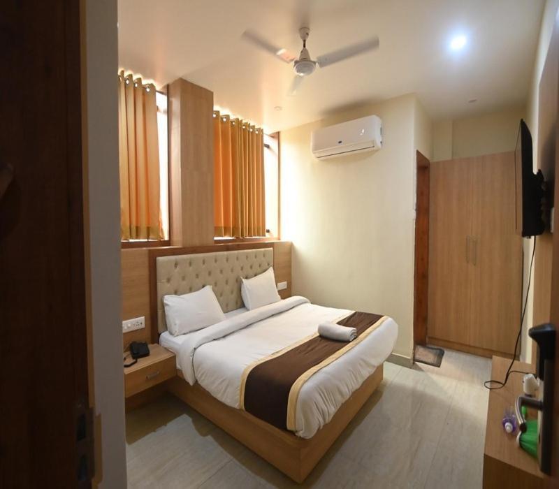 Nivedita Hotel *