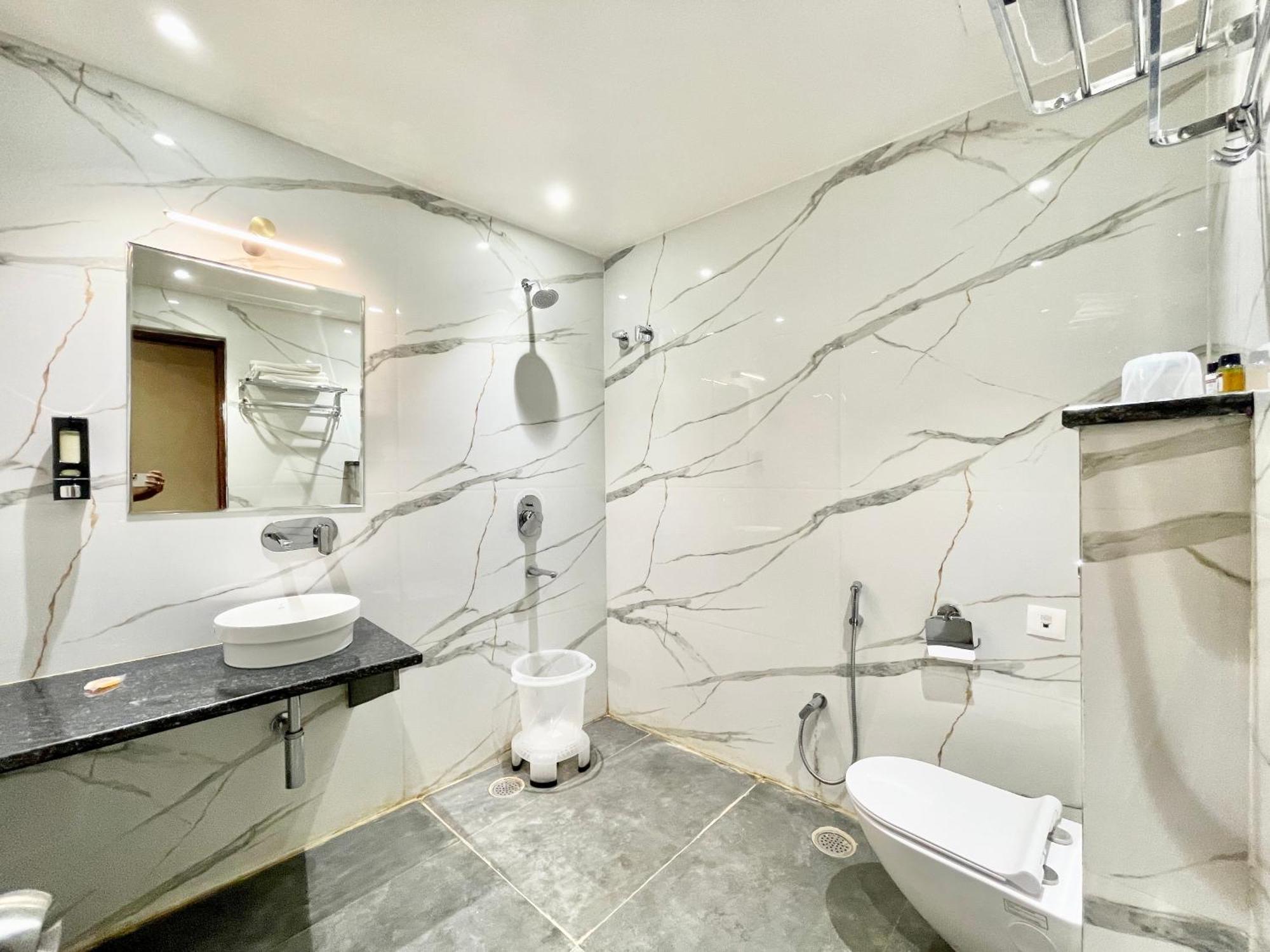 Hotel Vedangam ! - Foreigner's Choice ! Fully Air-conditioned With Parking Availability, Near Kashi Vishwanath Temple, And Ganga Ghat