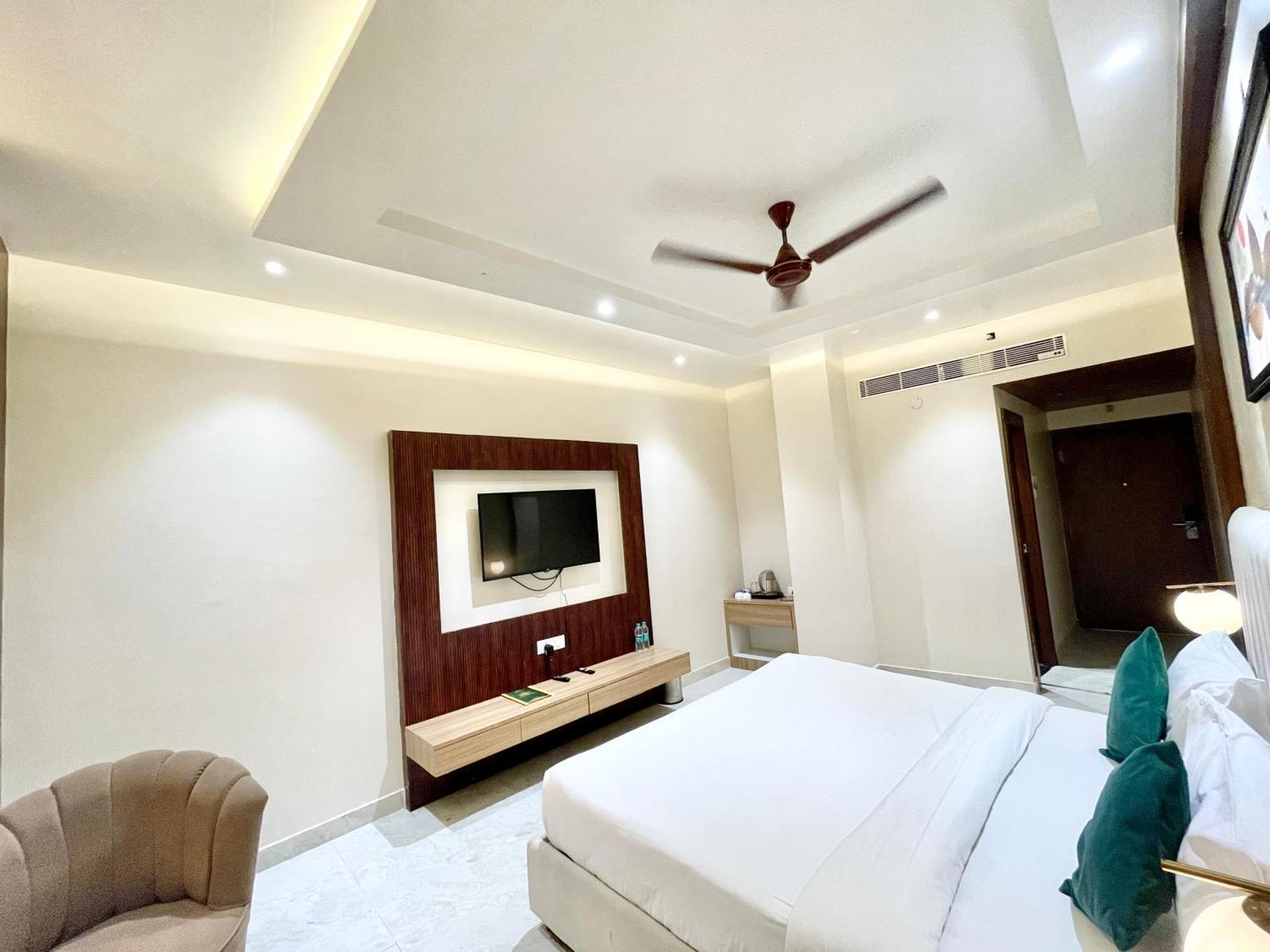 Vedangam ! - Foreigner's Choice ! Fully Air-conditioned With Parking Availability, Near Kashi Vishwanath Temple, And Ganga Ghat Hotel