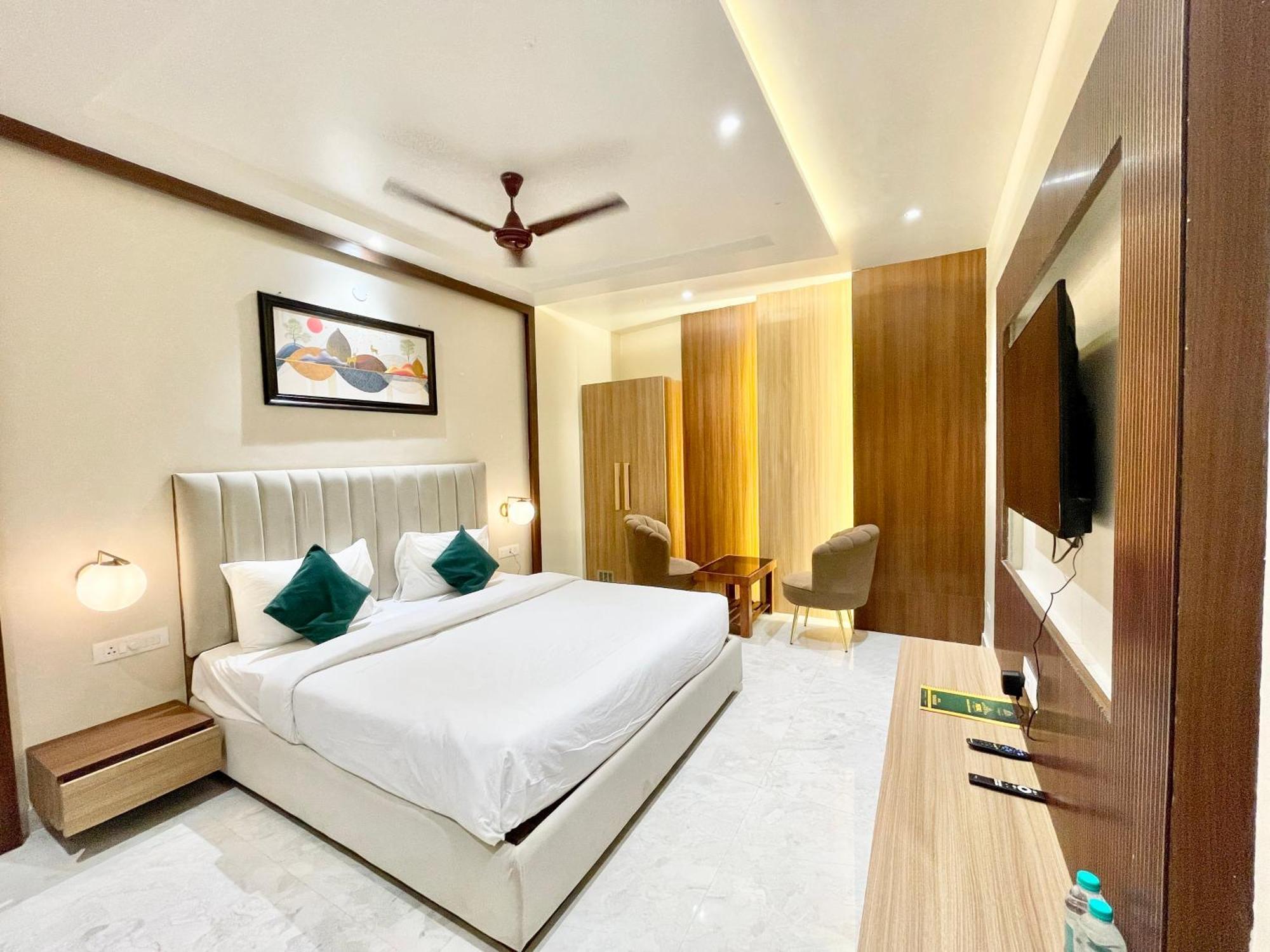 Hotel Vedangam ! - Foreigner's Choice ! Fully Air-conditioned With Parking Availability, Near Kashi Vishwanath Temple, And Ganga Ghat