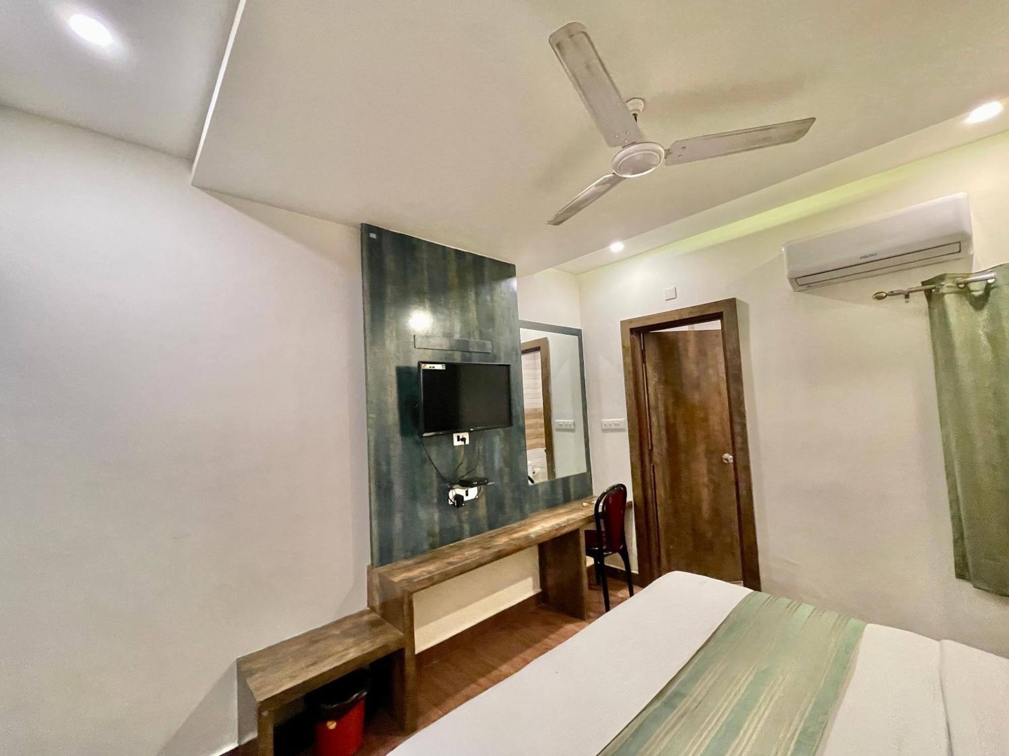 Janaki ! ! होटल जानकी - హోటల్ జానకి Fully-air-conditioned-hotel Family-friendly-hotel, Near-kashi-vishwanath-temple And Ganga Ghat Hotel