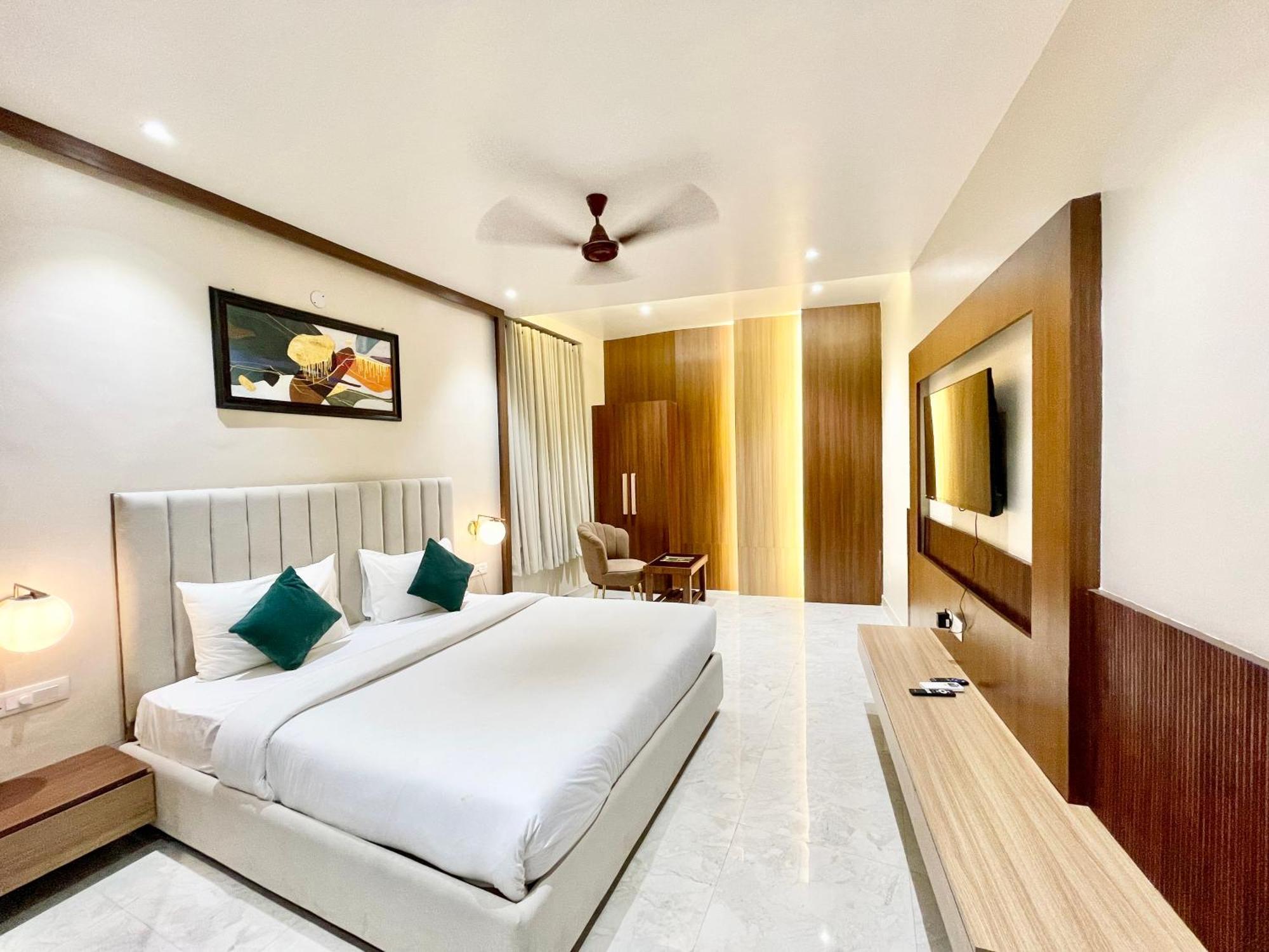 Vedangam ! - Foreigner's Choice ! Fully Air-conditioned With Parking Availability, Near Kashi Vishwanath Temple, And Ganga Ghat