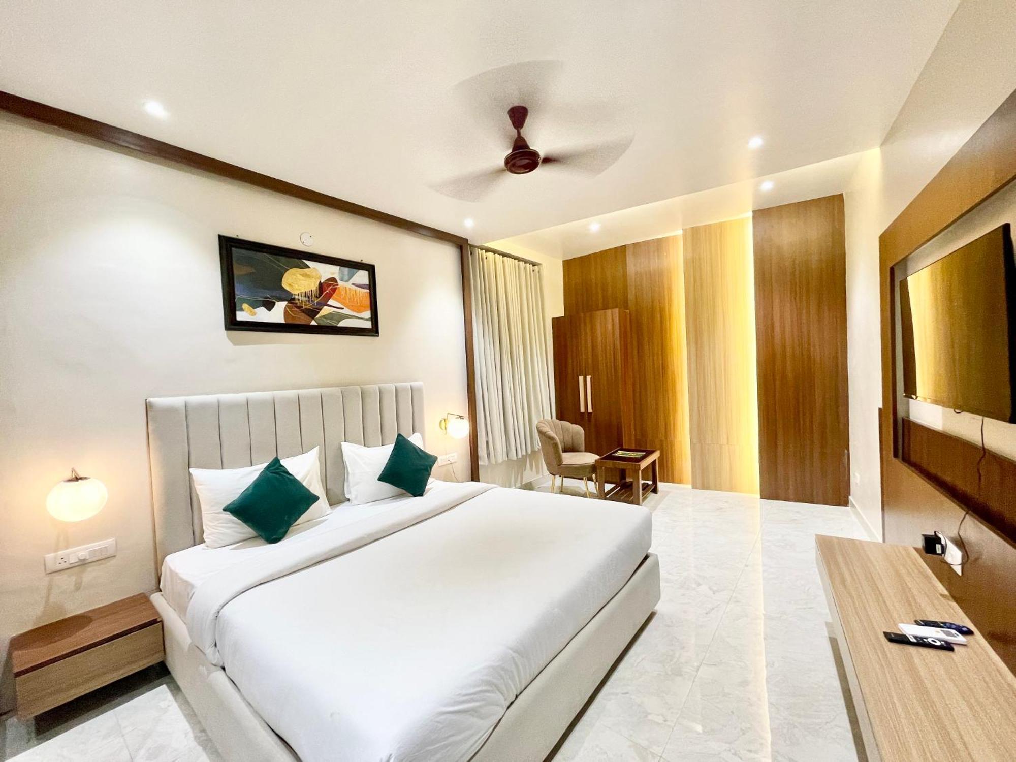 Vedangam ! - Foreigner's Choice ! Fully Air-conditioned With Parking Availability, Near Kashi Vishwanath Temple, And Ganga Ghat Hotel