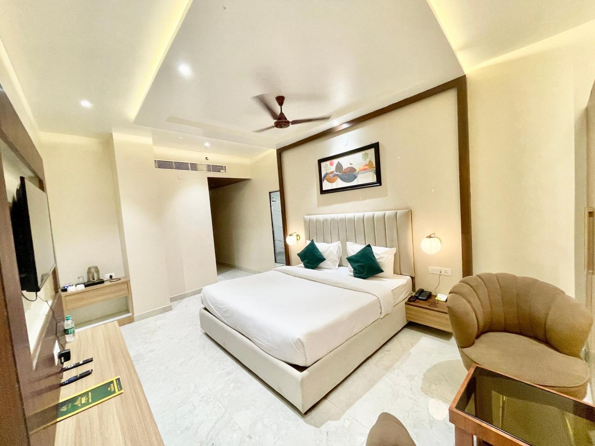 Hotel Vedangam ! - Foreigner's Choice ! Fully Air-conditioned With Parking Availability, Near Kashi Vishwanath Temple, And Ganga Ghat