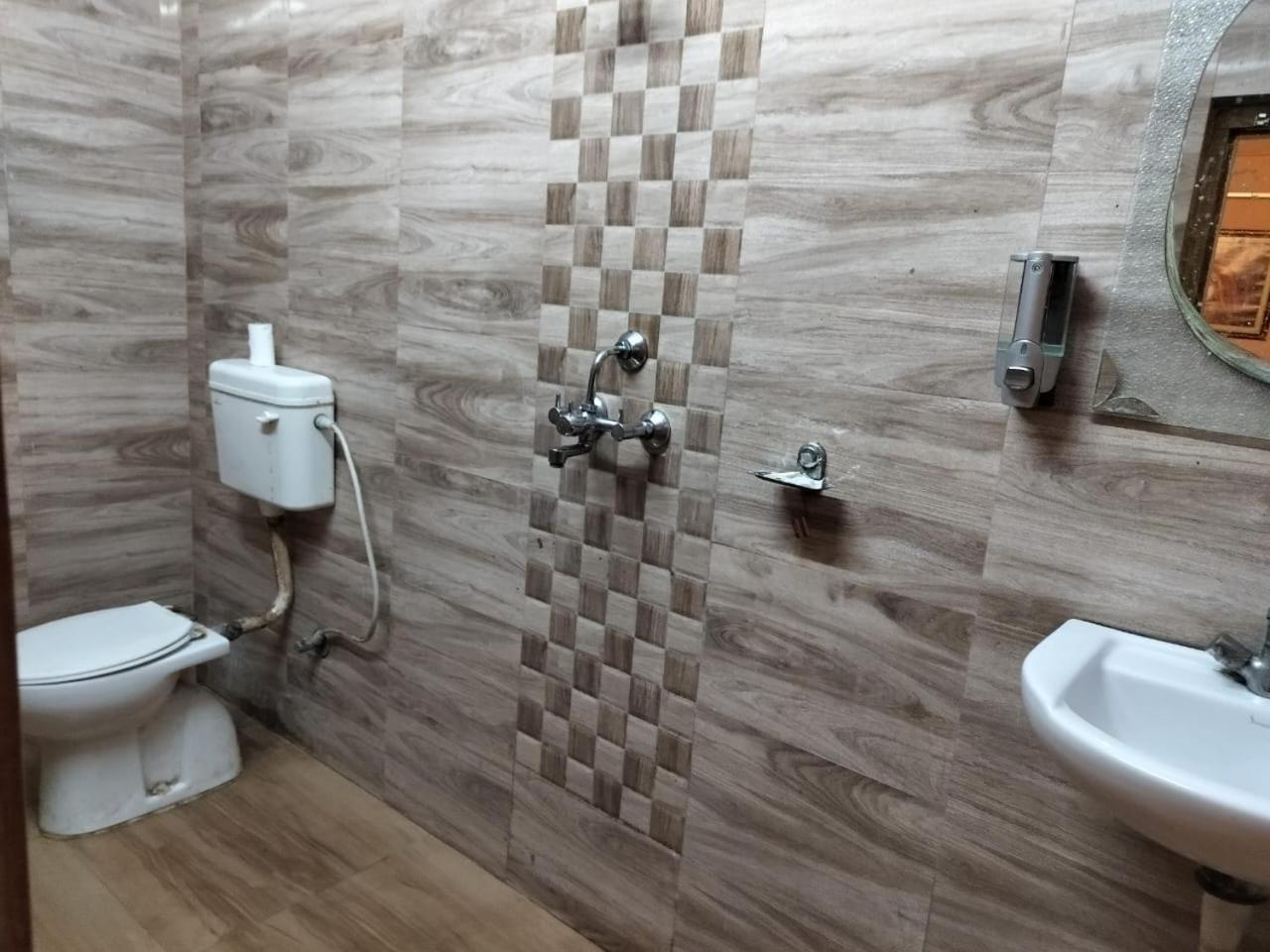 Ds Residency Varanasi-prime Location-parking Homestay *