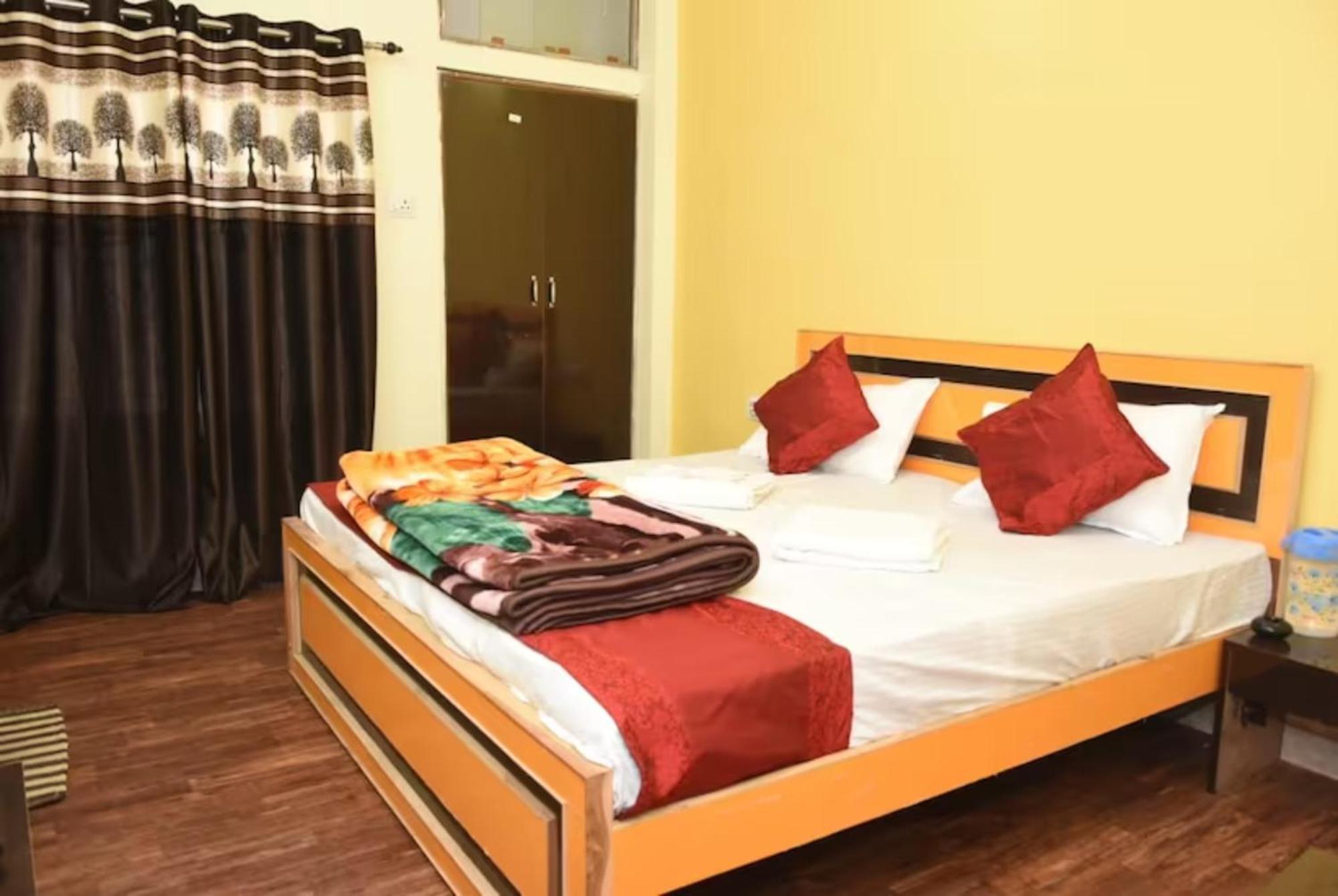Goroomgo Paradise - Parking & Restaurant Available - Perfect Location And Comfortable 3* Varanasi