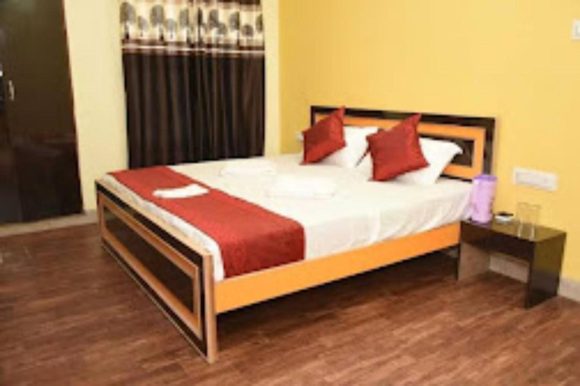 Goroomgo Paradise - Parking & Restaurant Available - Perfect Location And Comfortable Hotel Varanasi