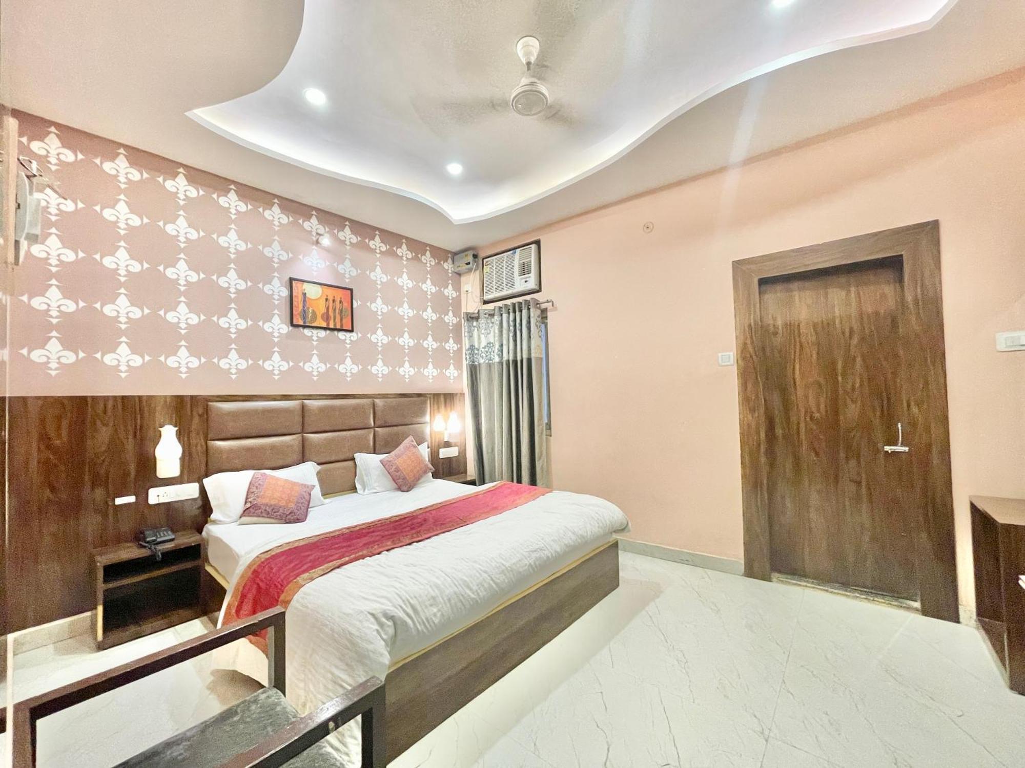Neel Gagan ! होटल नील गगन - హోటల్ నీల్ గగన్ Fully-air-conditioned At Prime Location, Near Kashi Vishwanath Temple, And Ganga Ghat Hotel
