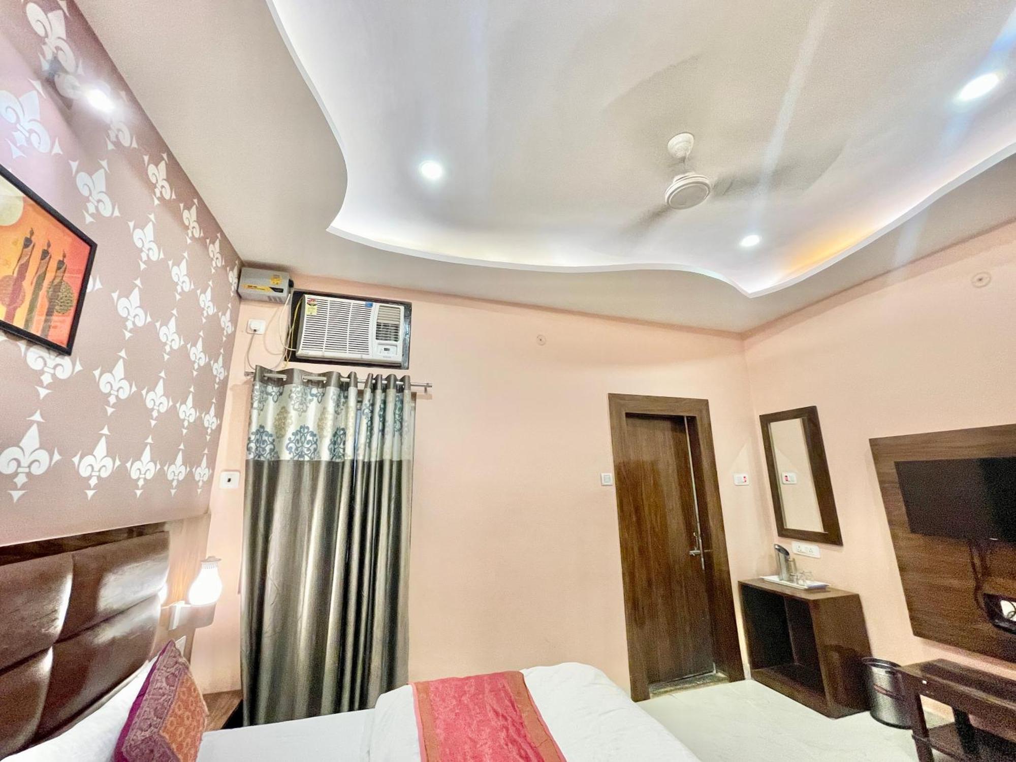 Neel Gagan ! होटल नील गगन - హోటల్ నీల్ గగన్ Fully-air-conditioned At Prime Location, Near Kashi Vishwanath Temple, And Ganga Ghat Varanasi