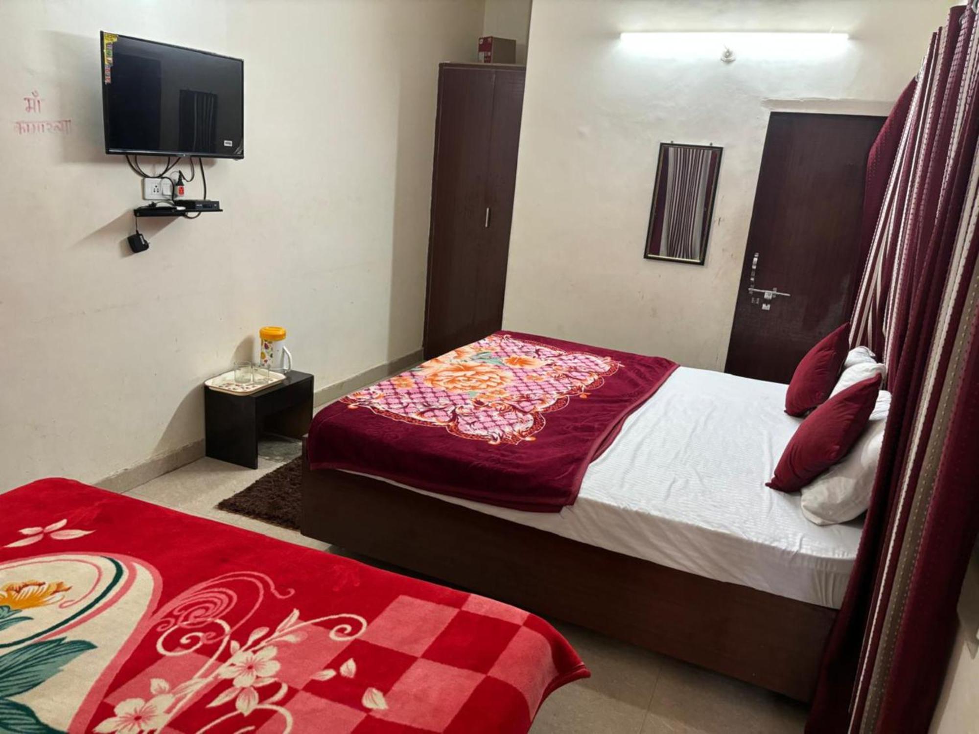 Goroomgo Paradise - Parking & Restaurant Available - Perfect Location And Comfortable Varanasi