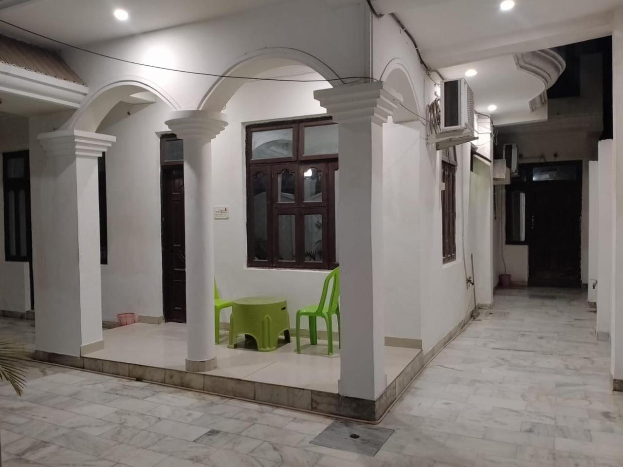Hotel Varuna Palace , Near Mandir & Ghat's