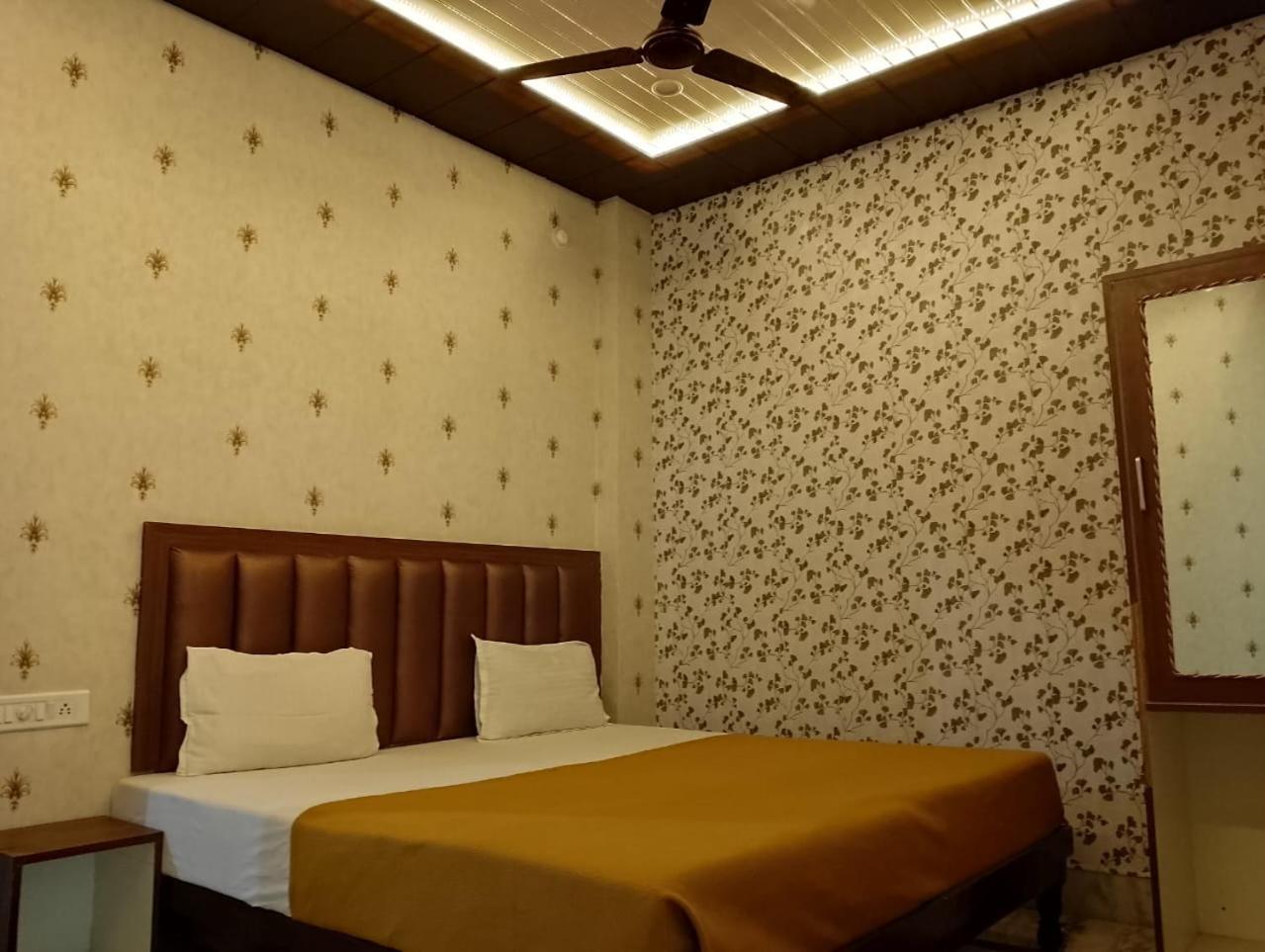 Hotel Varuna Palace , Near Mandir & Ghat's