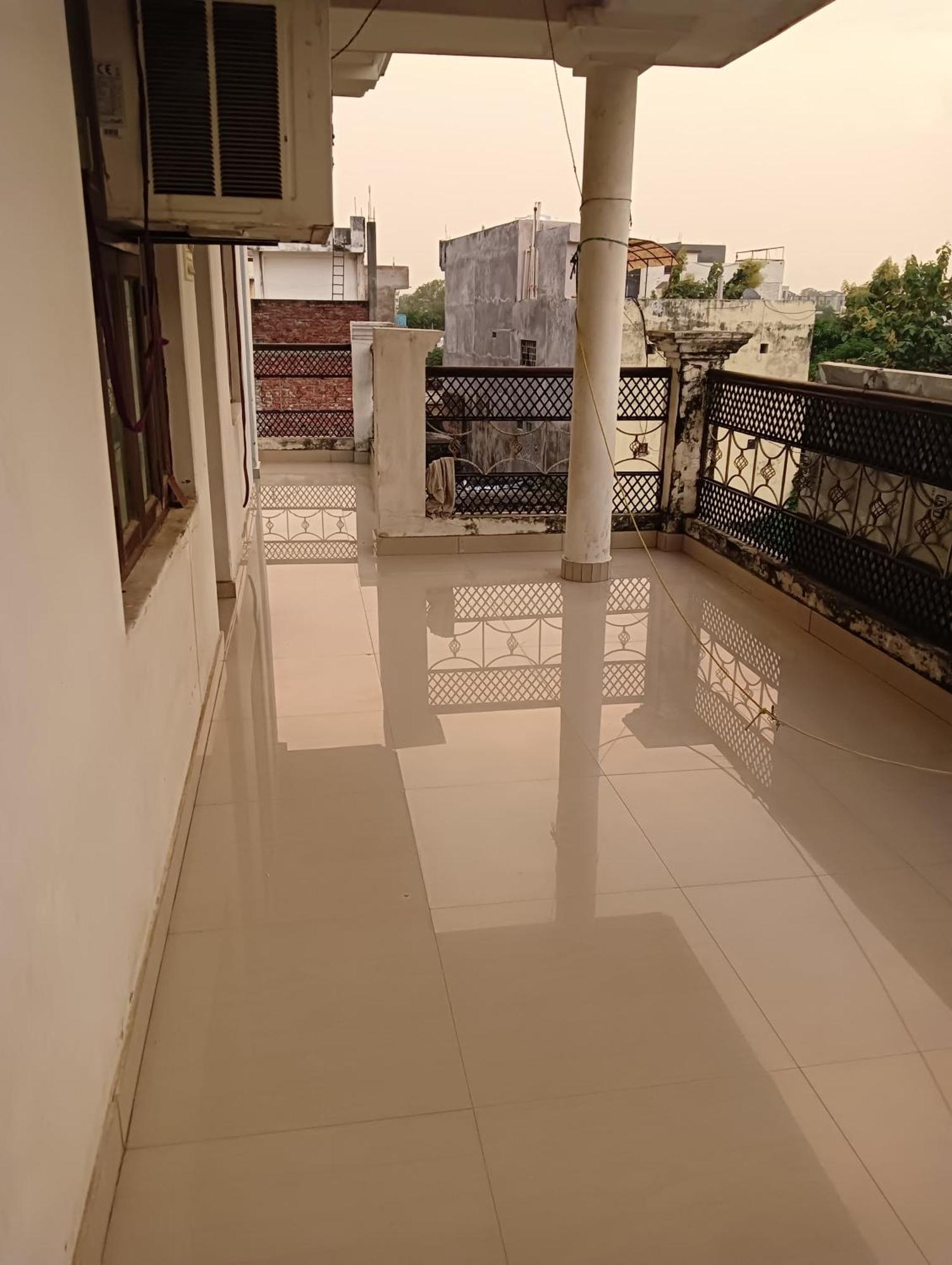 Varuna Palace , Near Mandir & Ghat's Hotel
