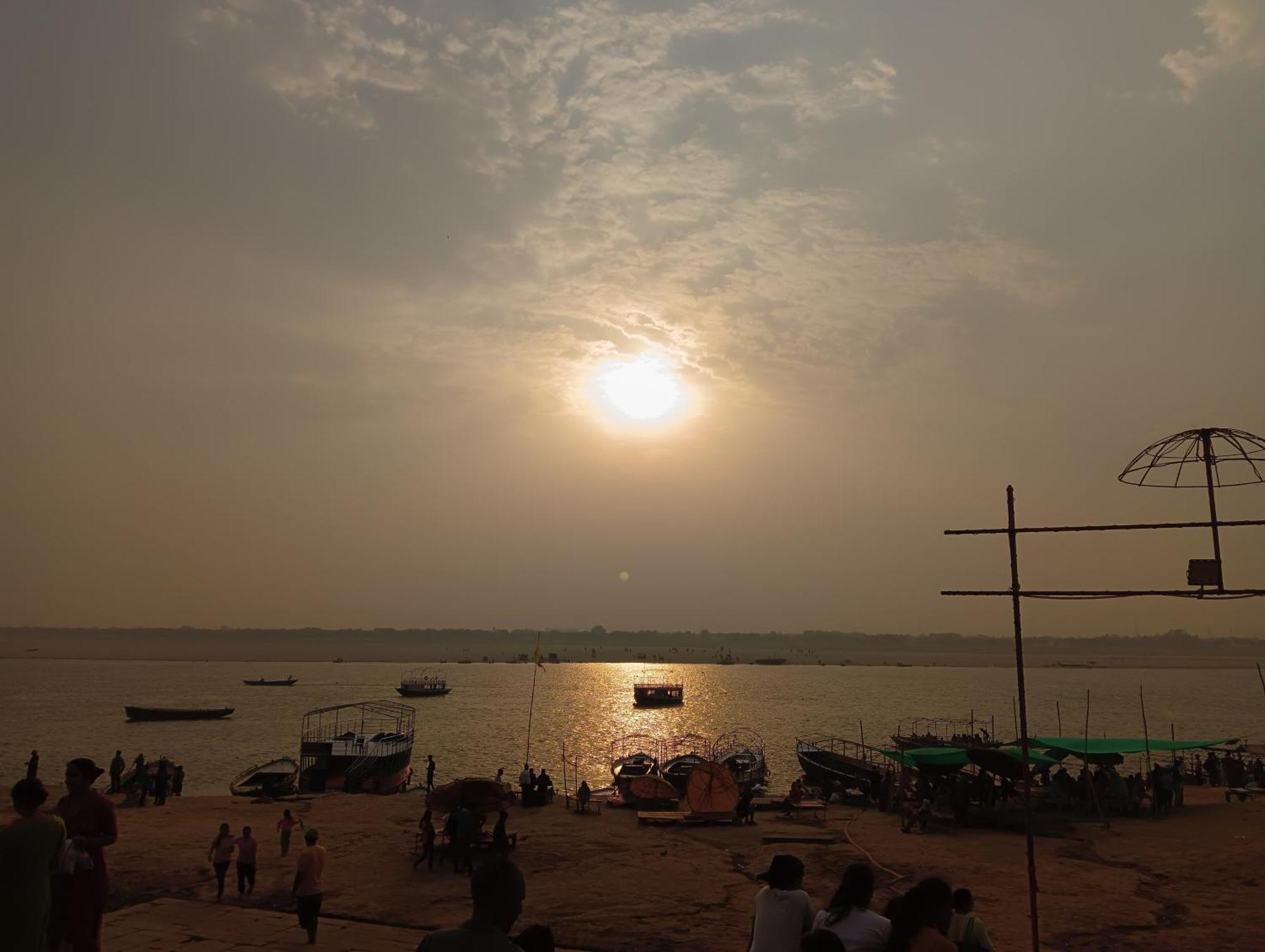 Varuna Palace , Near Mandir & Ghat's Hotel