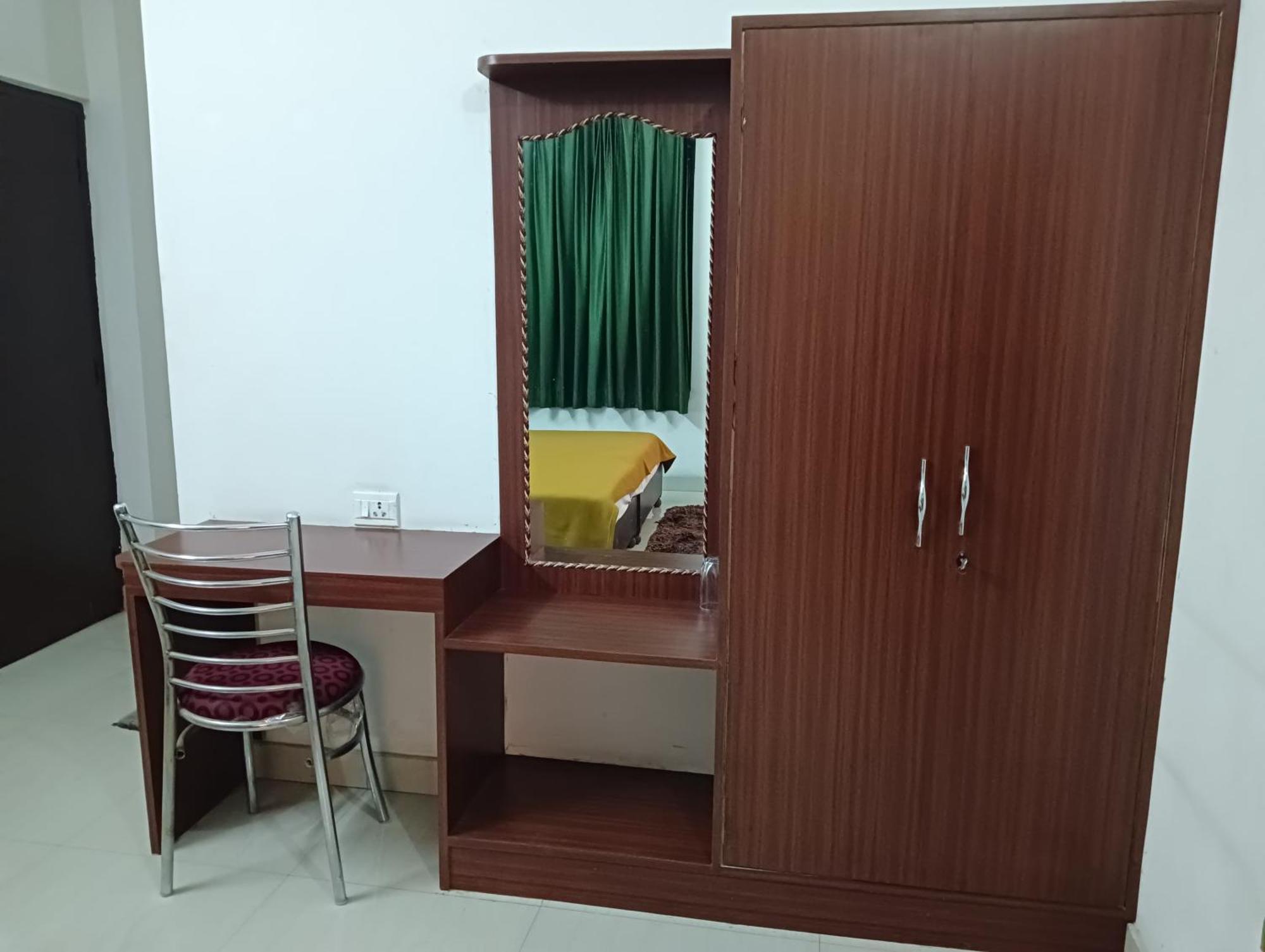 Hotel Varuna Palace , Near Mandir & Ghat's 3*