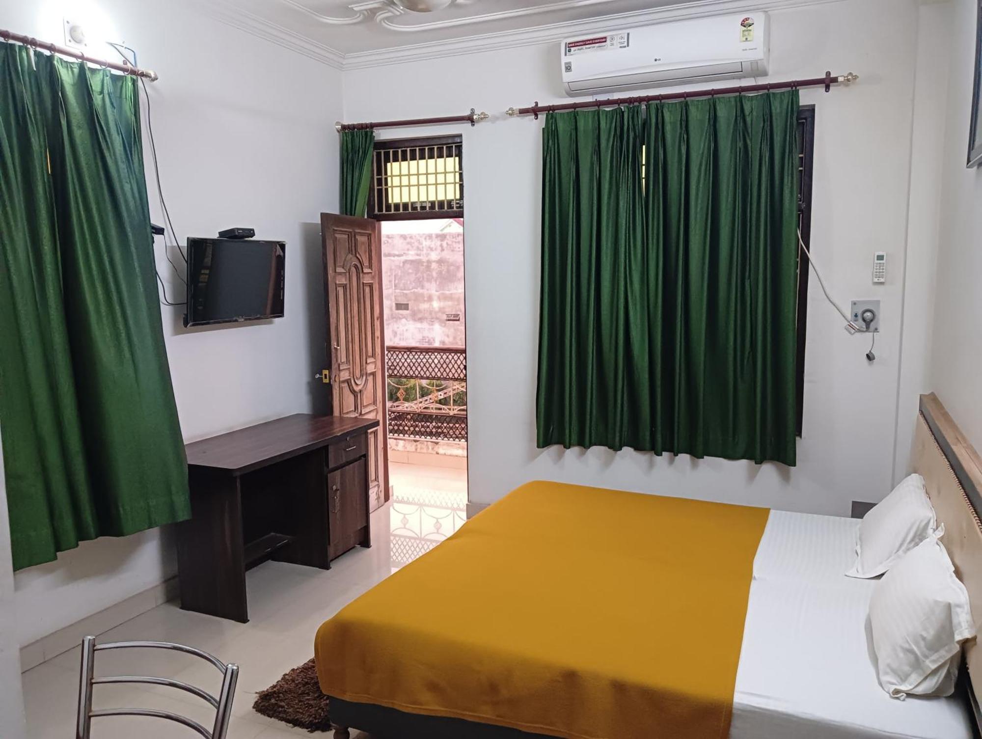 Varuna Palace , Near Mandir & Ghat's Hotel 3*