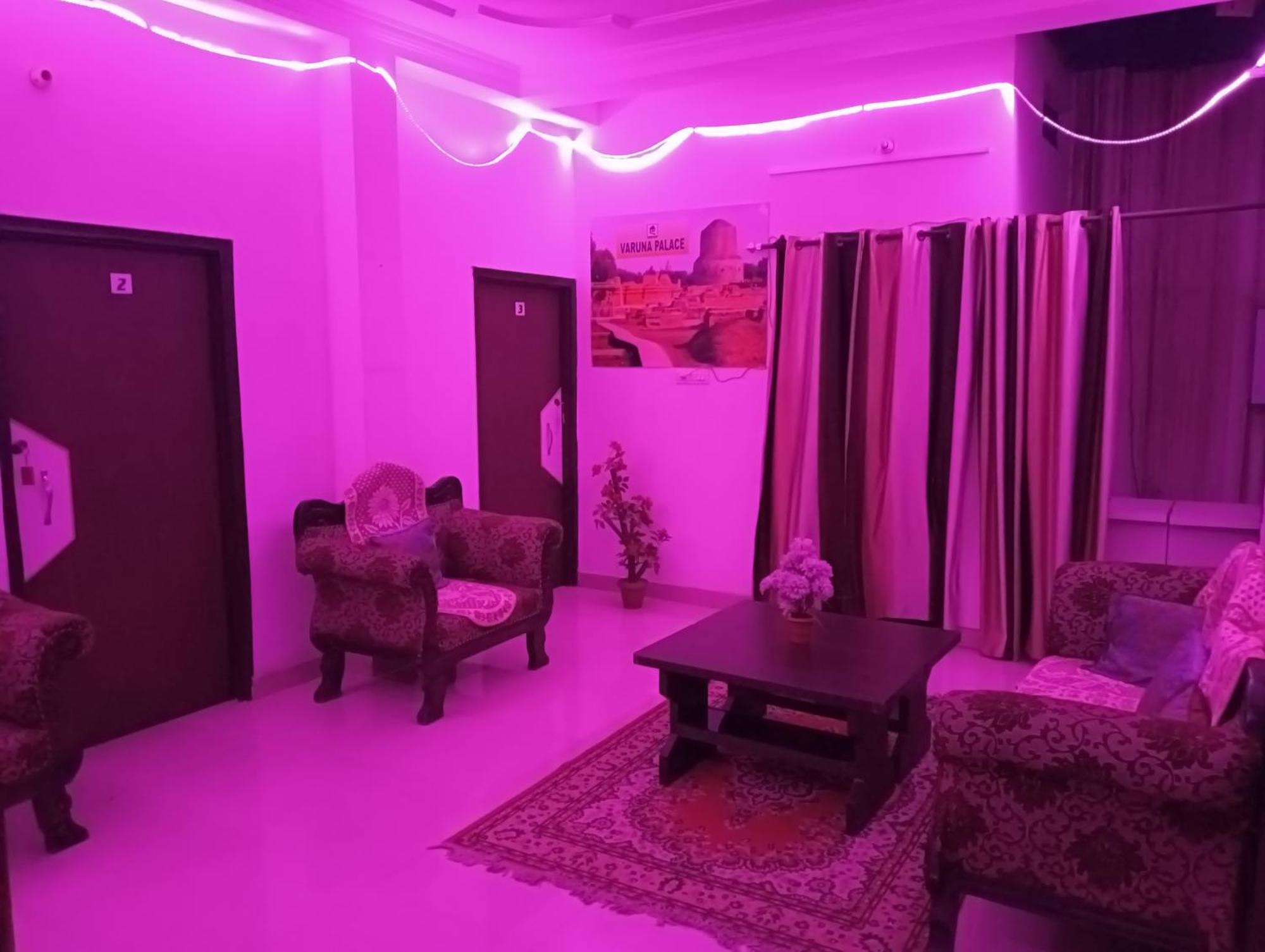 Hotel Varuna Palace , Near Mandir & Ghat's