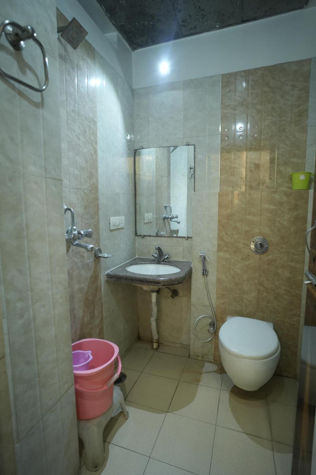 Rajkamal Near Railway Station Hotel 3*