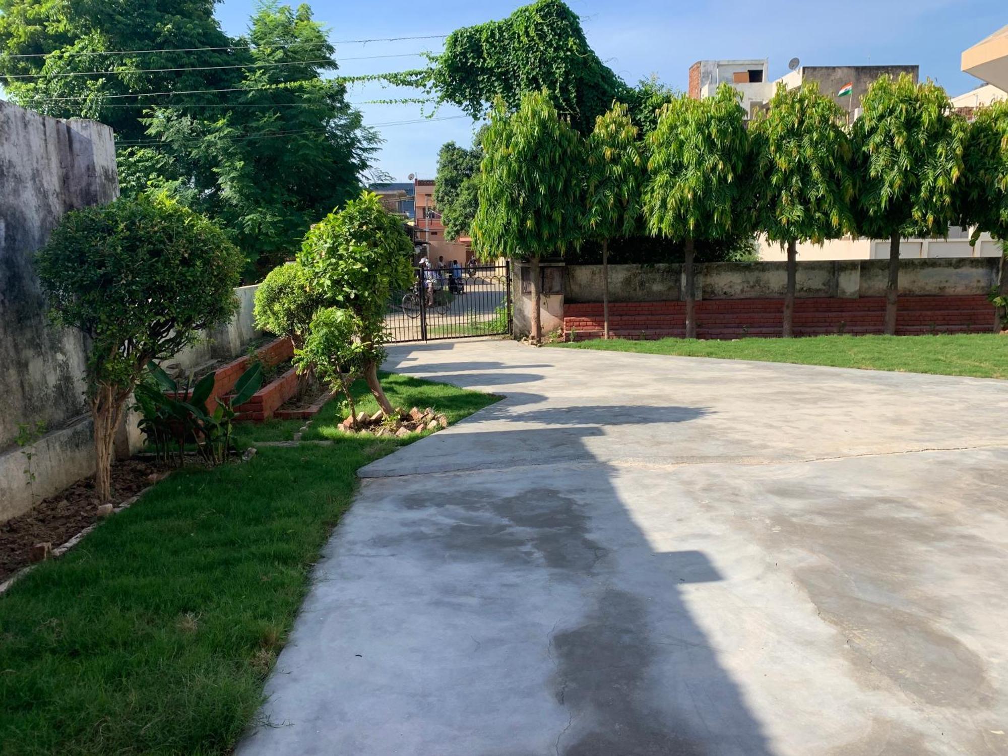 Krimson Bricks Homestay *