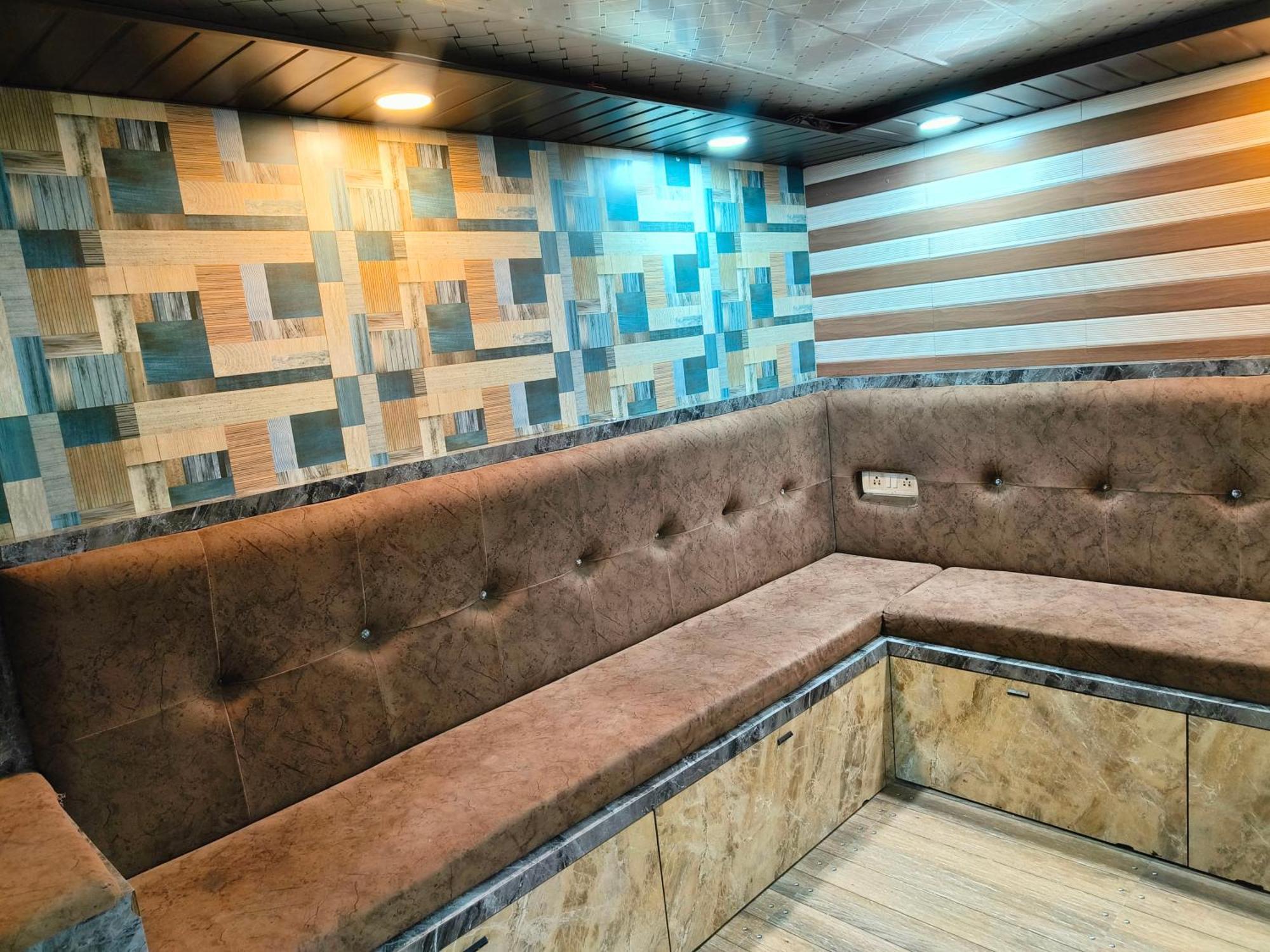 Hotel H M International 2*