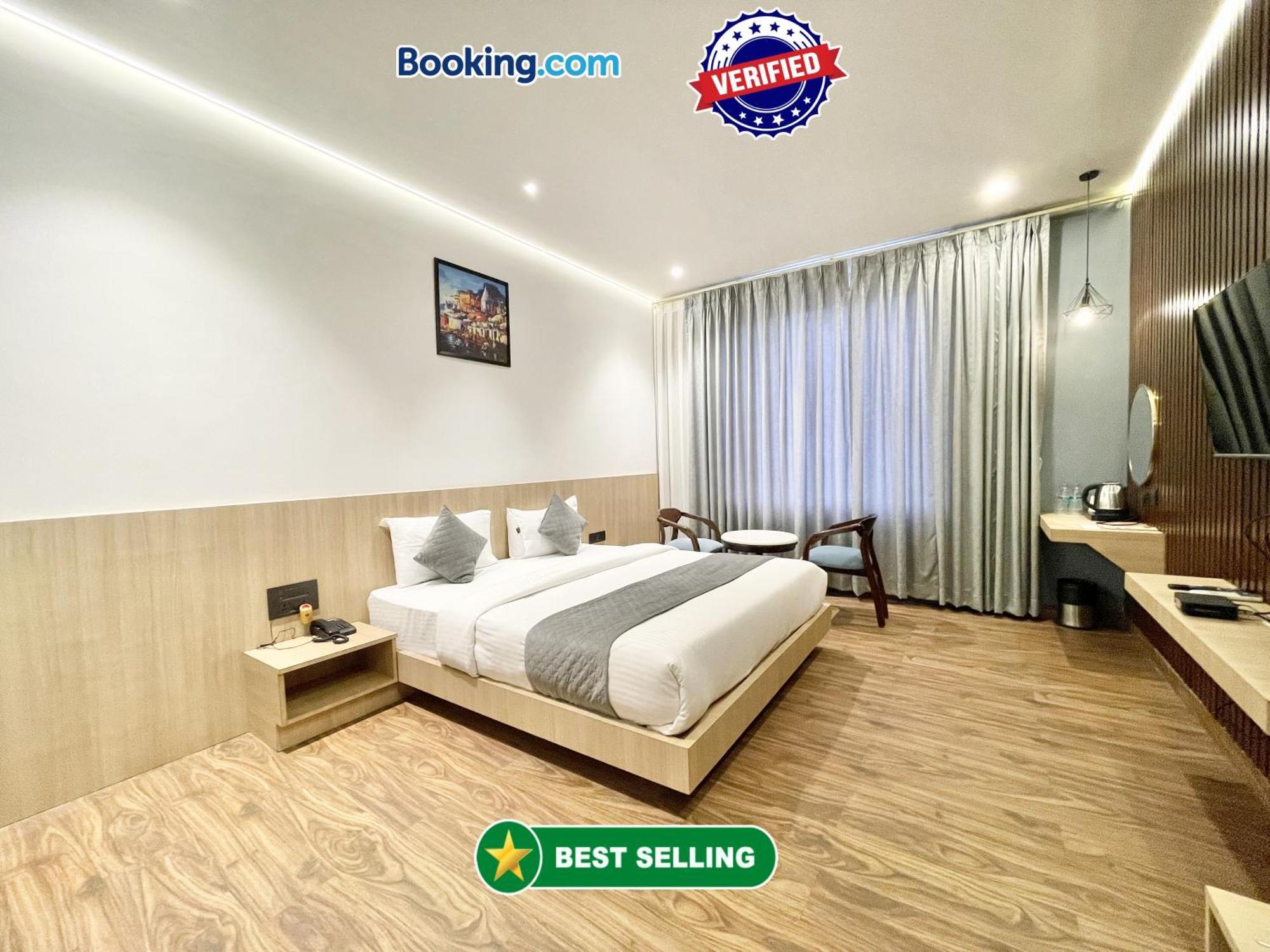 Well ! Fully Air-conditioned With Lift-wifi- Parking Availability, Near Kashi Vishwanath Temple, And Ganga Ghat Hotel 4*