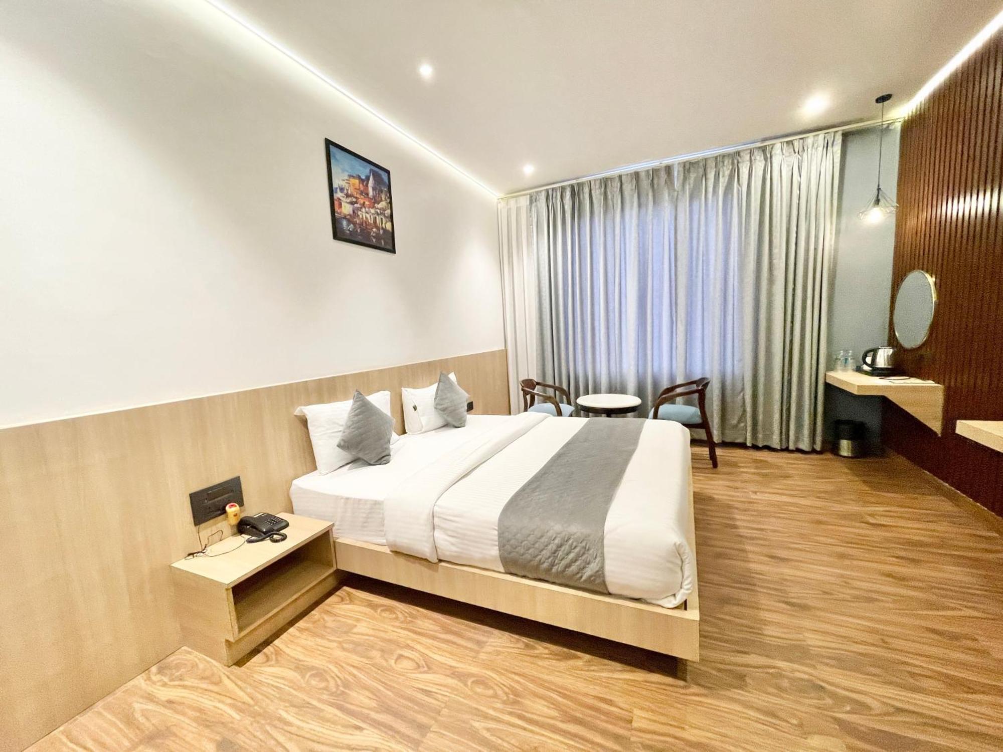 Hotel Well ! Fully Air-conditioned With Lift-wifi- Parking Availability, Near Kashi Vishwanath Temple, And Ganga Ghat 4*
